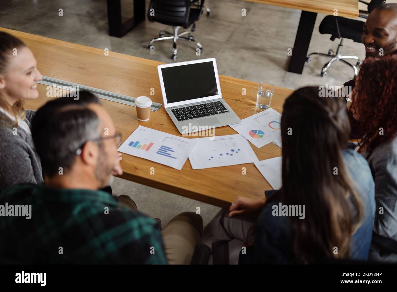 Vista dall'alto della tempesta di cervello creativa dell'agenzia di affari riunione in linea. Discussione finanziaria Foto Stock