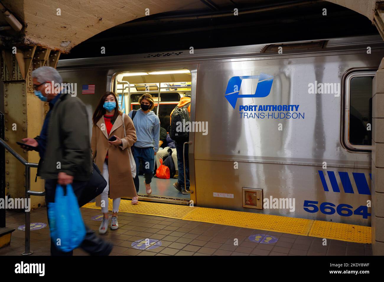 Persone che escono da un treno PERCORSO Trans Hudson Port Authority alla Grove Street Station a Jersey City, New Jersey. Aprile, 2022. Foto Stock