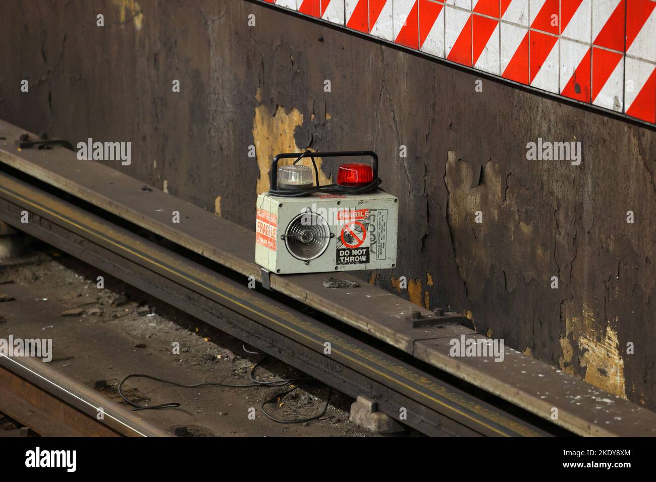 Un dispositivo di segnalazione della terza linea della metropolitana di New York. Il dispositivo di sicurezza attiva le luci lampeggianti e una sirena se la guida 3rd viene eccitata. Foto Stock