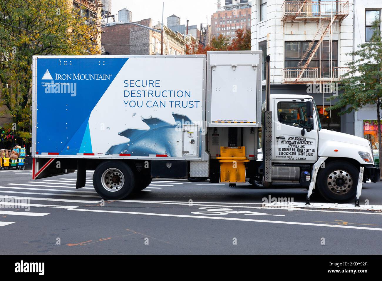 Un camion di triturazione della carta di Iron Mountain a New York City. Iron Mountain è una società di gestione dati con un impianto di stoccaggio a freddo in una miniera di calcare. Foto Stock
