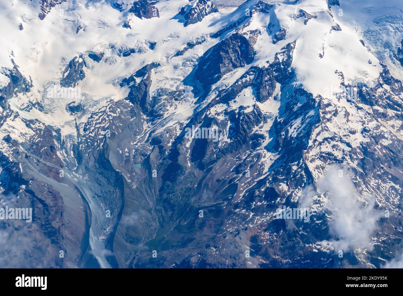 Montagne, fiumi e nuvole dall'alto Foto Stock