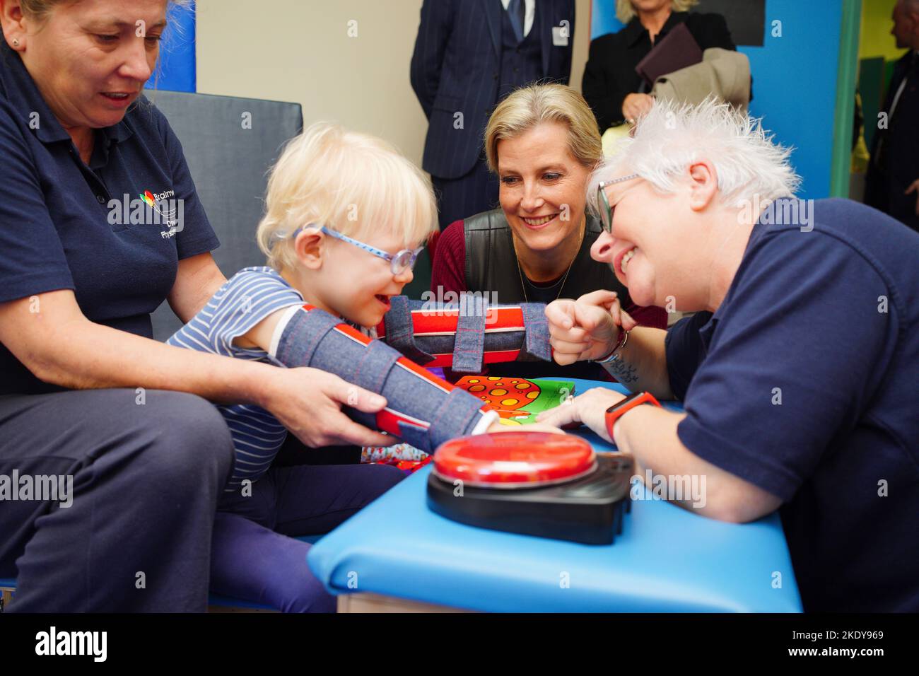 La Contessa di Wessex durante una visita a BrainWave a Bridgwater, una carità che sostiene i bambini con disabilità tra cui autismo, paralisi cerebrale e sindrome di Down, per celebrare il suo 40th° anniversario. Data immagine: Mercoledì 9 novembre 2022. Foto Stock