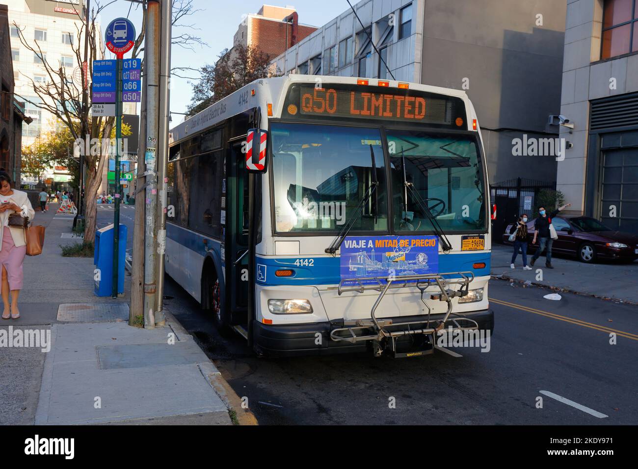 Un autobus MTA NYC Transit Q50 Limited con portabiciclette. L'autobus viaggia sul MTA di proprietà Whitestone Bridge che non ha marciapiedi ... Foto Stock