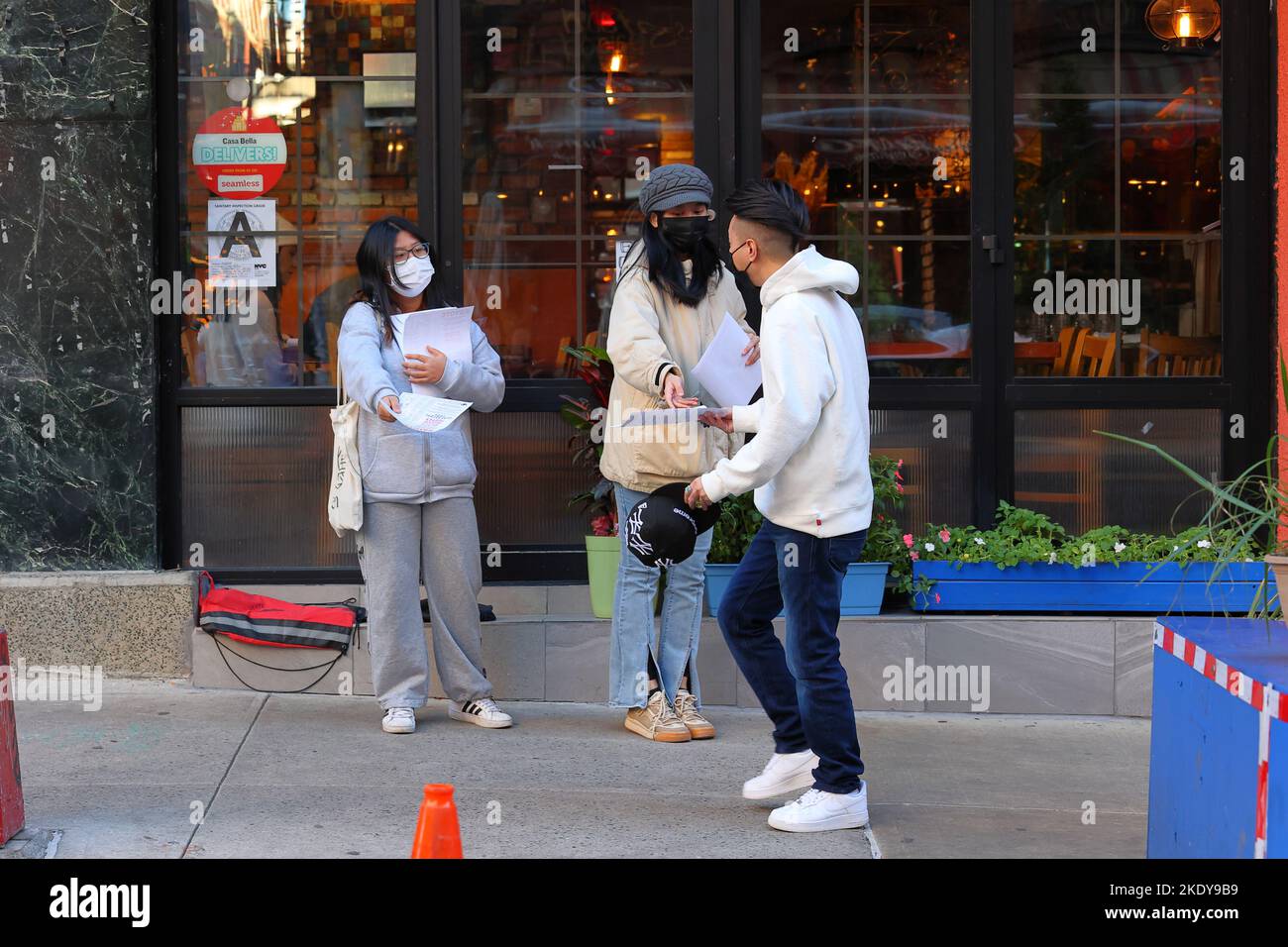 Due donne cinesi-americane con affluenza multilingue che si esibiscono davanti a un'area elettorale a Manhattan Chinatown, New York, 8 novembre 2022 Foto Stock