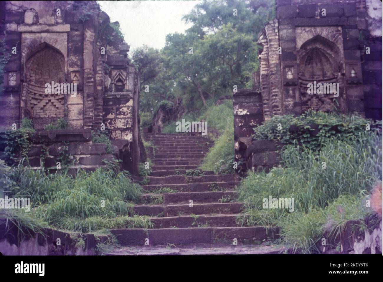 Il Forte di Devagiri, conosciuto anche come Daulatabad o Deogiri, è una cittadella fortificata storica situata nel villaggio di Devagiri vicino a Sambhaji Nagar, Maharashtra, India. Fu la capitale della dinastia Yadava, per un breve periodo la capitale del Sultanato di Delhi, e più tardi una capitale secondaria del Sultanato di Ahmadnagar. Foto Stock