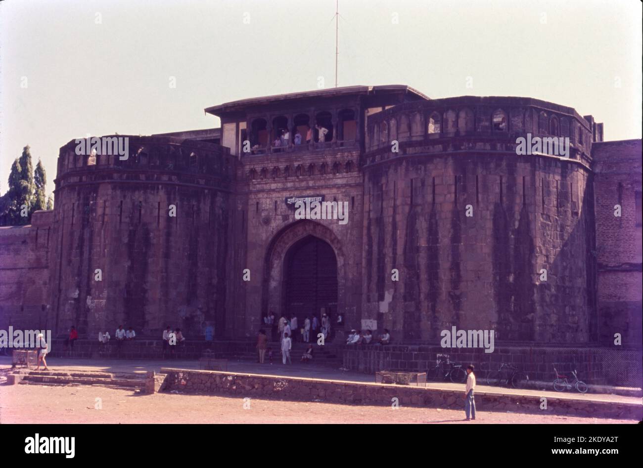 Shaniwar Wada è una fortificazione storica della città di Pune, India. Costruita nel 1732, fu la grande sede dei Peshwas dell'Impero Maratha fino al 1818. Dopo l'ascesa dell'Impero Maratha, il palazzo divenne il centro della politica indiana nel 18th ° secolo. Foto Stock