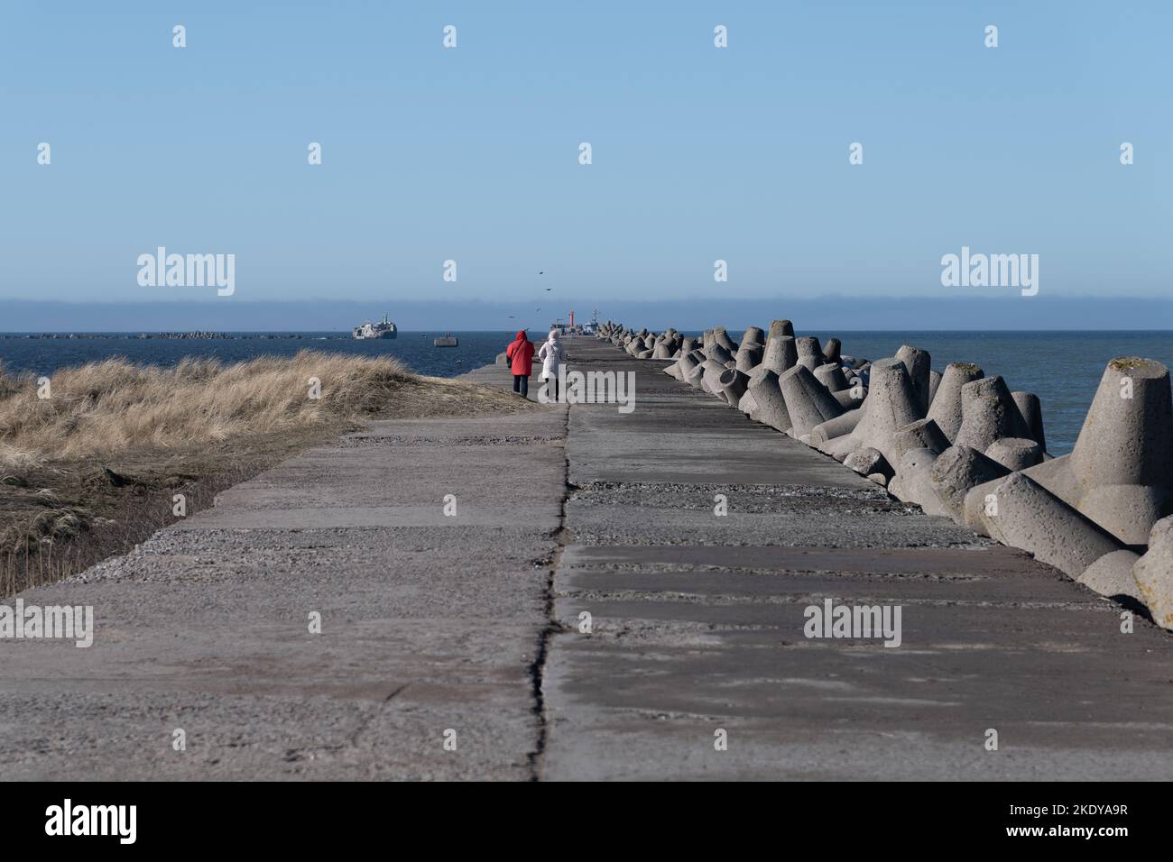 Port mole in primavera fredda giorno a Liepaja, Lettonia. Foto Stock