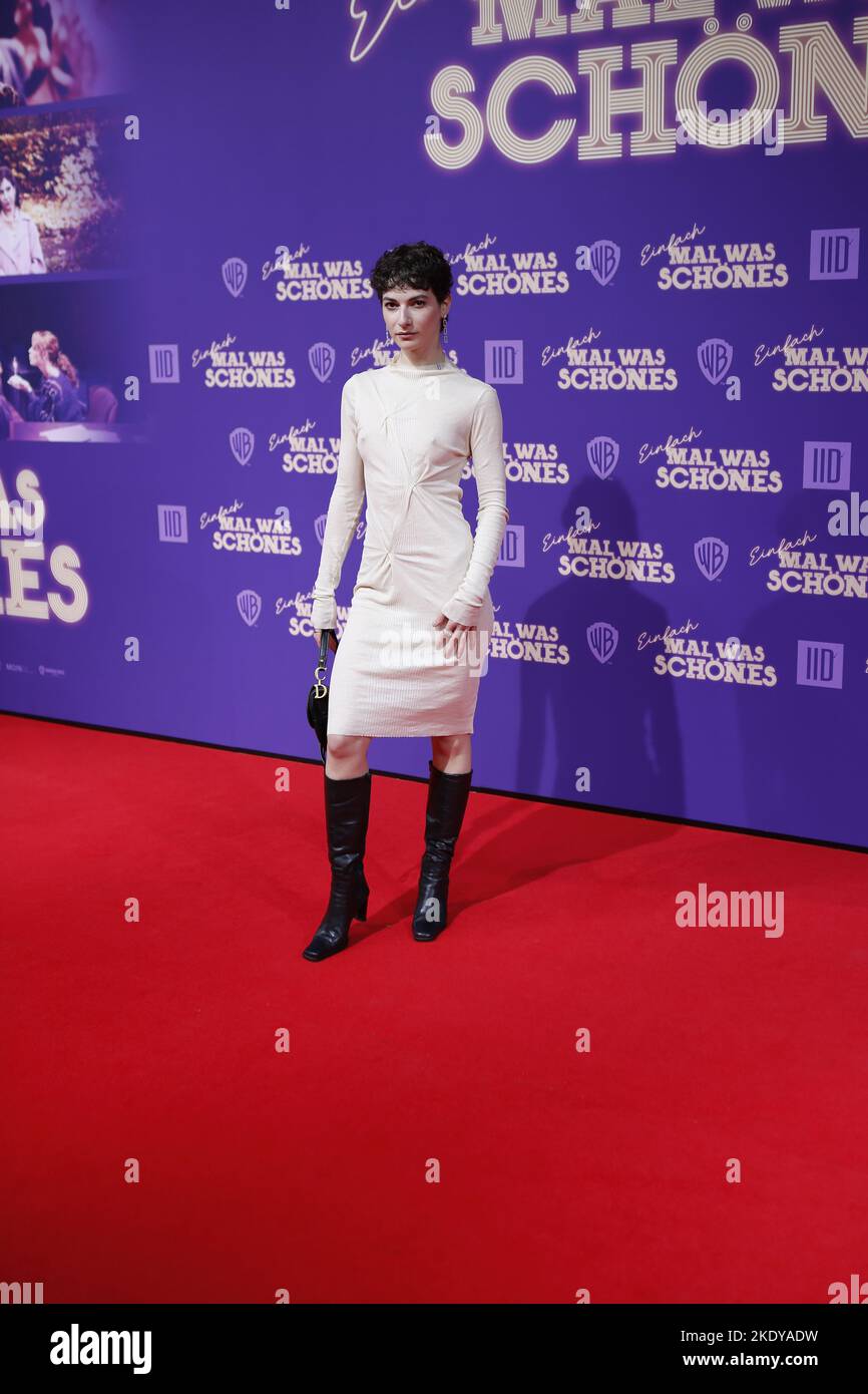 11/08/2022, Berlino, Germania, Franziska von Harsdorf partecipa alla prima mondiale 'EINFACH MAL WAS schönes“ allo Zoo Palast il 8th novembre 2022 a Berlino, Germania. Un film di Karoline Herfurth 'EINFACH MAL WAS schönes' è una commedia. Foto Stock