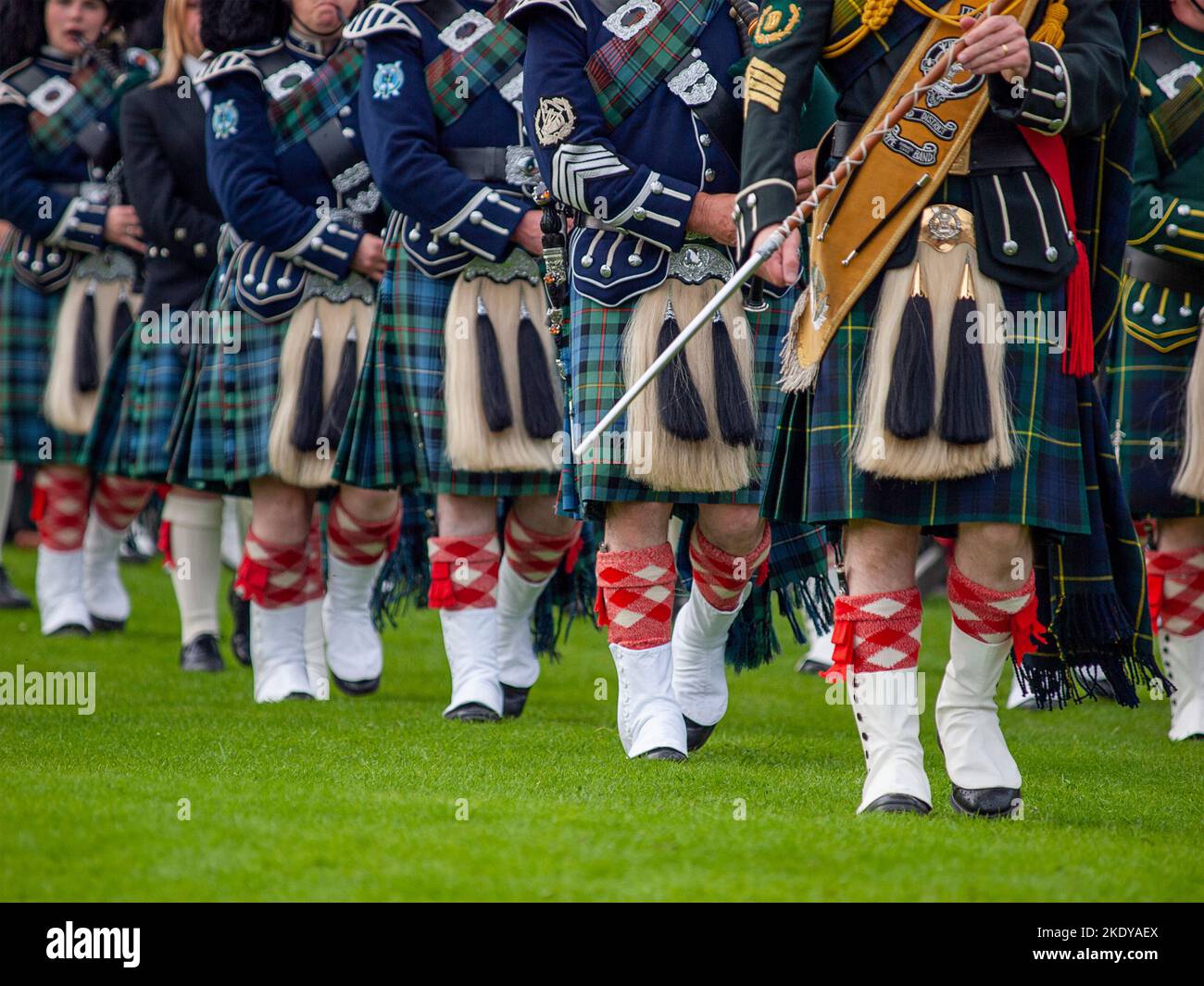 Grande tamburo portando un Scottish Pipe Band Foto Stock