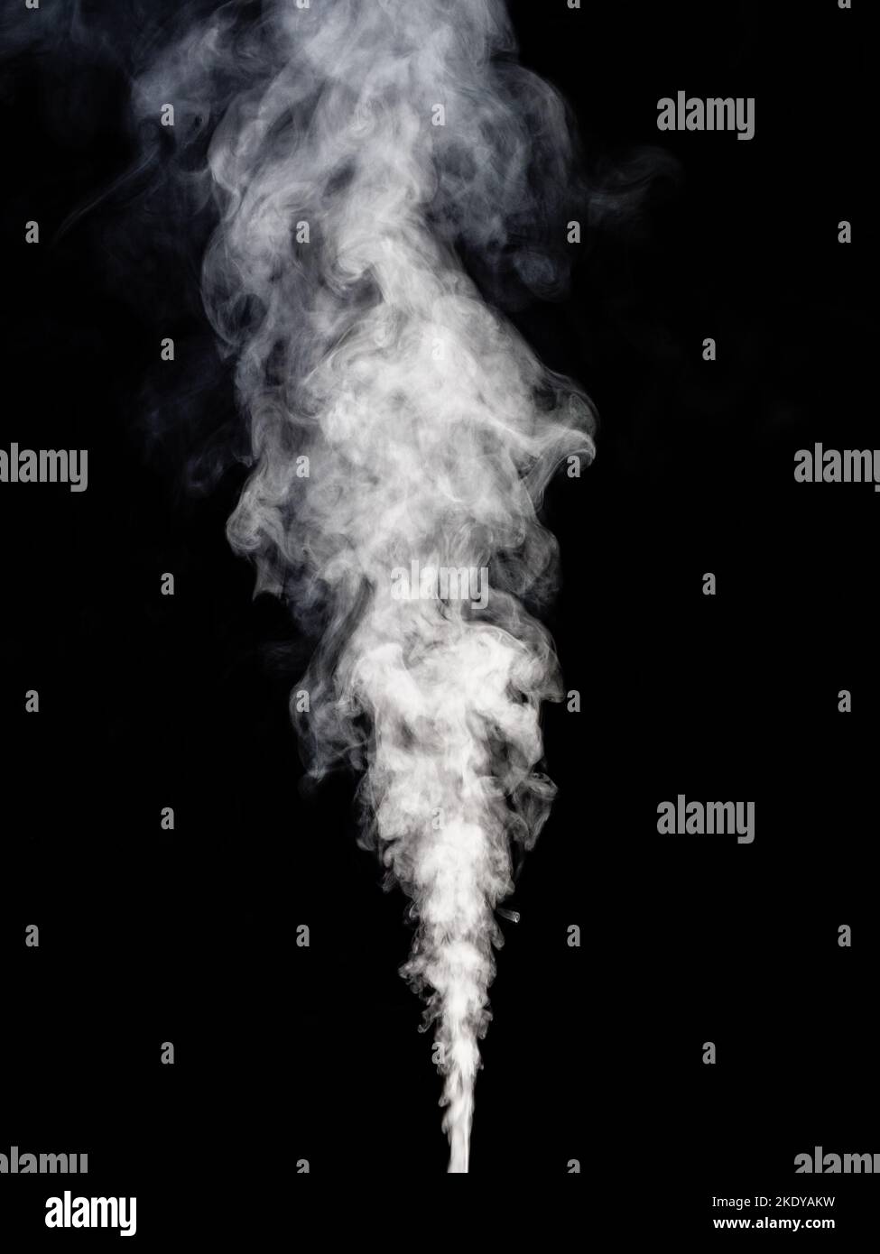 Il fumo bianco sale rapidamente verso l'alto su uno sfondo nero Foto Stock