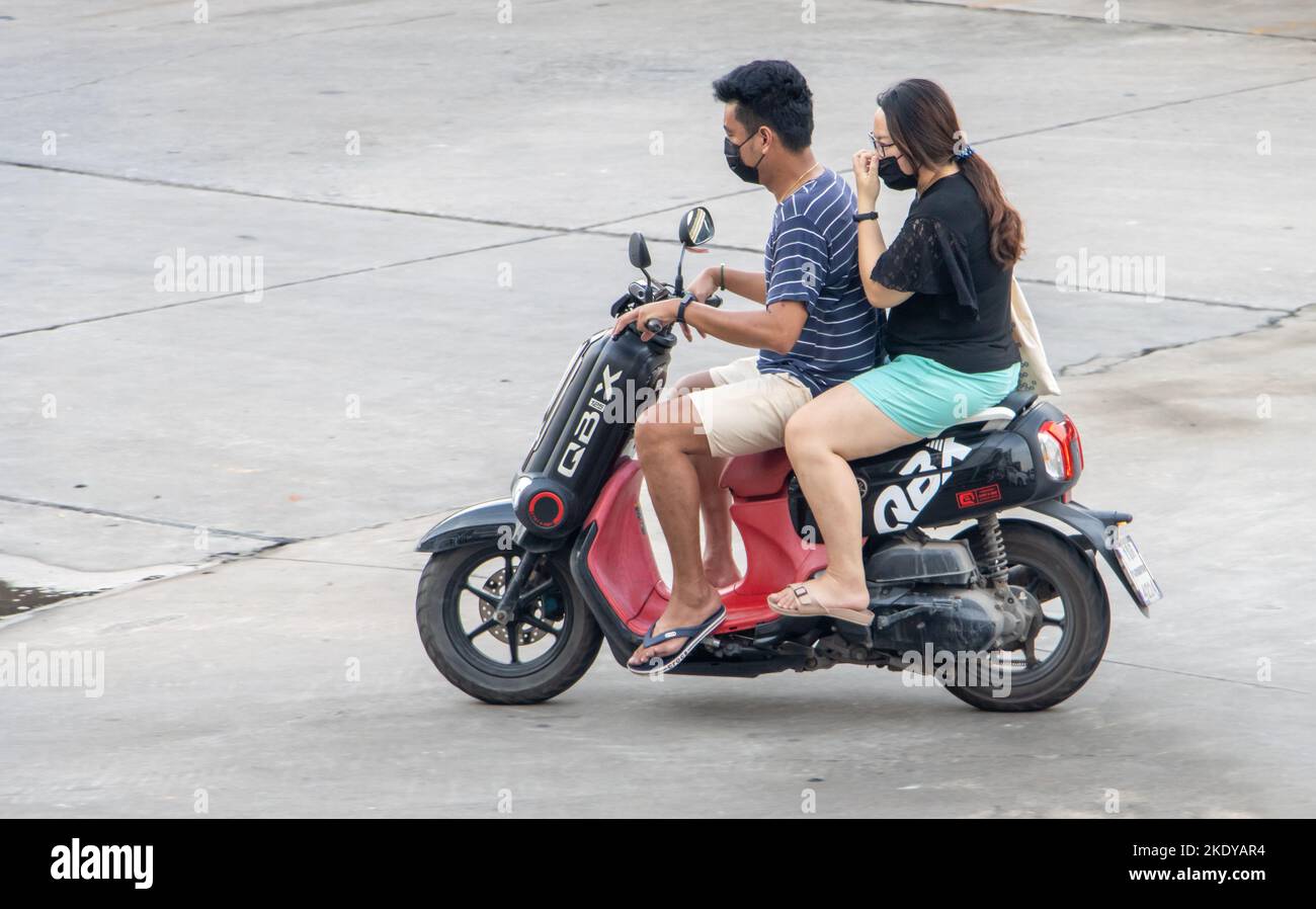 SAMUT PRAKAN, THAILANDIA, 23 2022 SETTEMBRE, la coppia cavalca in moto per strada. Foto Stock
