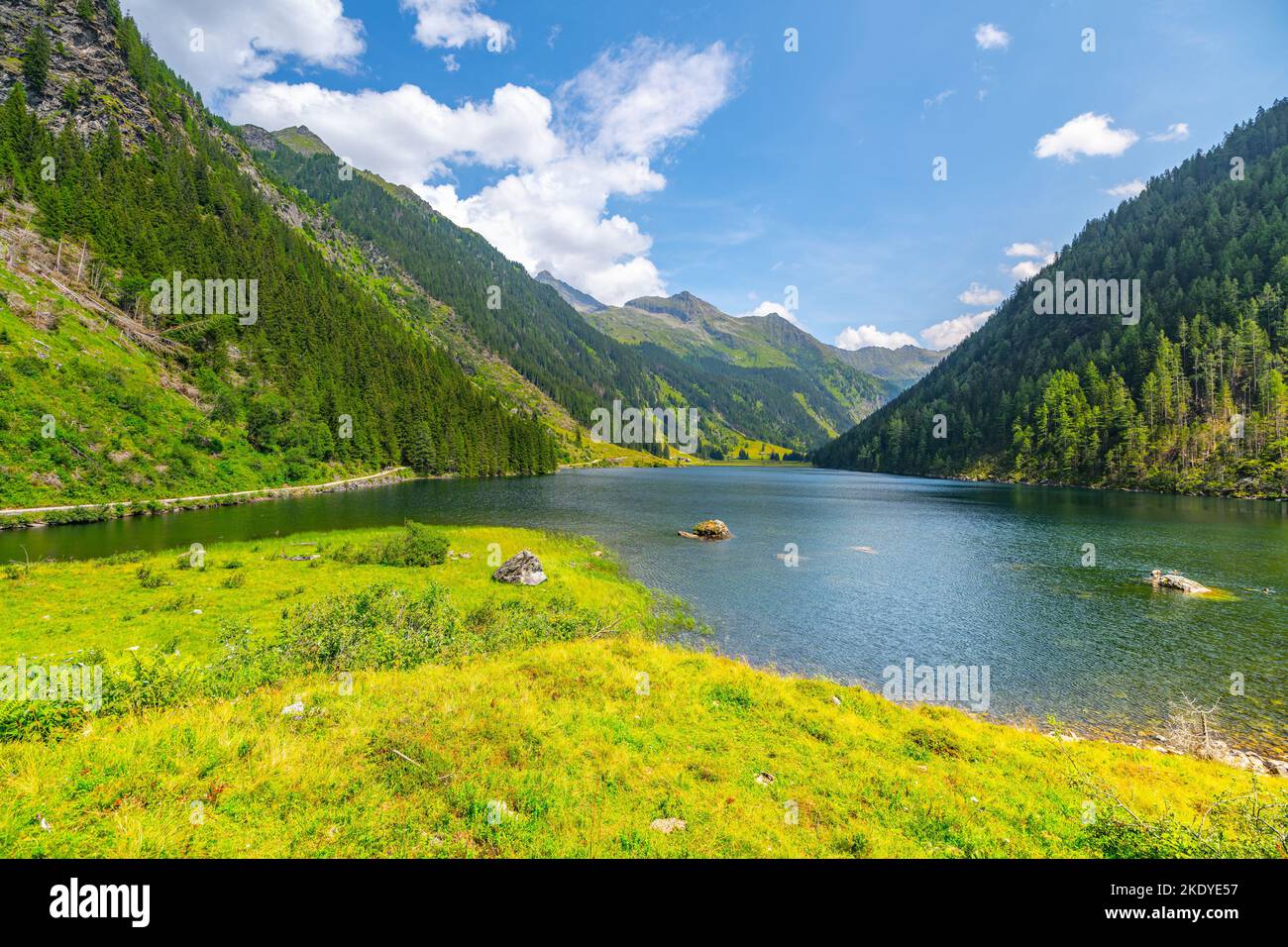 Idilliaco paesaggio montano al lago di Riesach, Alpi Schladminger, Austria Foto Stock