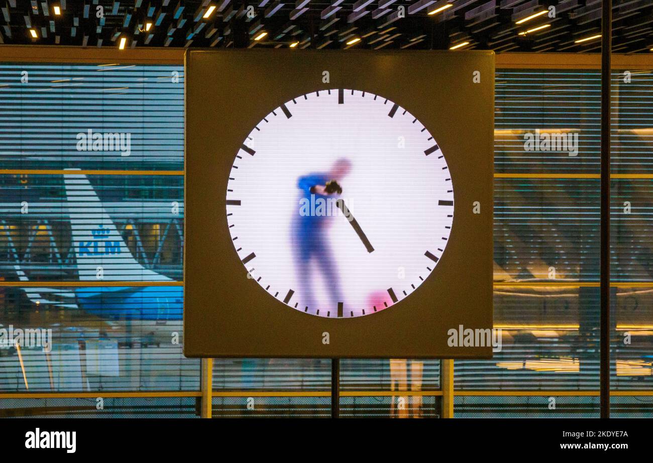 The Man in the Clock un'installazione d'arte che funge da orologio preciso all'aeroporto di Schiphol Holland dal designer olandese Maarten Baas chiamato 'Real Time' Foto Stock