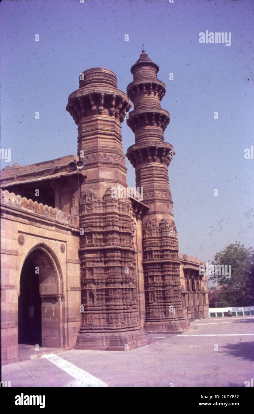La moschea di Sidi Bashir è una ex moschea della città di Ahmedabad, Gujarat, India. Solo la porta centrale e due minareti sopravvivono; sono conosciuti come il minareto di Jhulta o minareti tremanti. Foto Stock