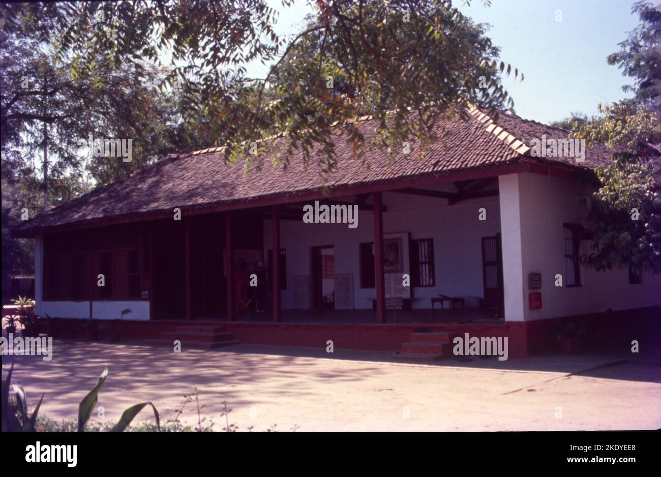 L'Ashram Sabarmati ad Ahmedabad era una delle residenze del Mahatma Gandhi. Si trova sulle rive del fiume Sabarmati in Ahmedabad. Gandhiji e sua moglie Kasturba vissero qui dal 1917 al 1930. Foto Stock