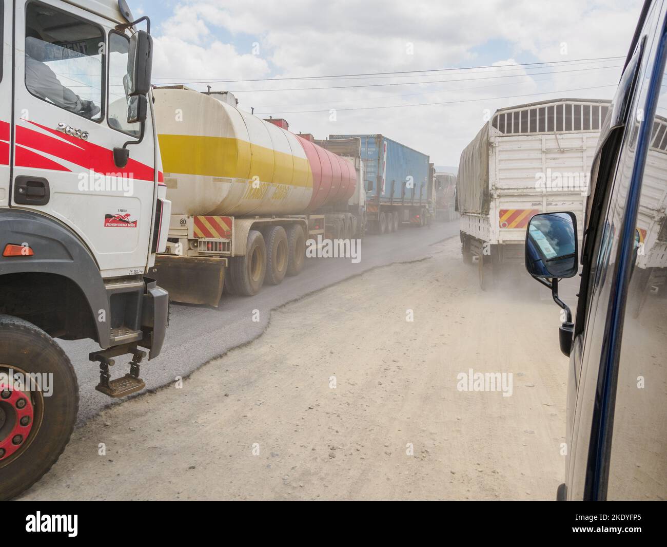 Congestione sull'autostrada A104 che collega Nairobi e Mombasa in Kenya tra le prime dieci strade più pericolose del mondo Foto Stock