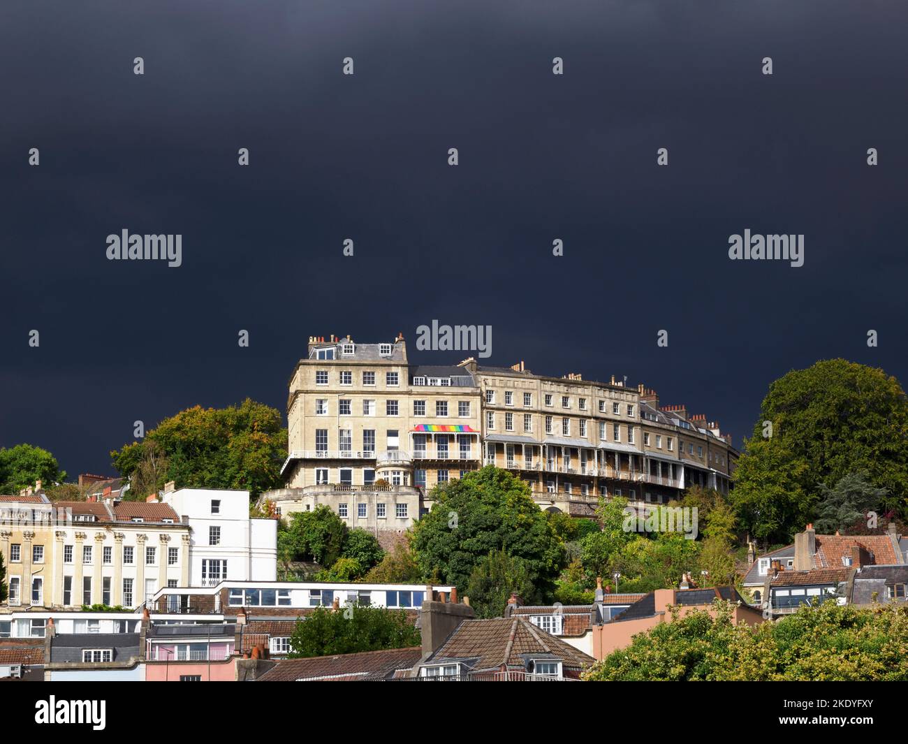 Il Paragon di Clifton ha evidenziato contro un cielo grigio tempestoso - Bristol UK Foto Stock