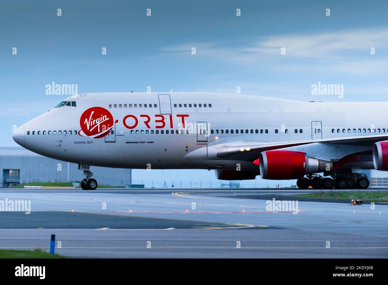 Un momento storico come la Virgin Orbit, Cosmic Girl, un 747-400 convertito in una piattaforma di lancio razzo che si ferma sulla pista dello Spaceport C. Foto Stock