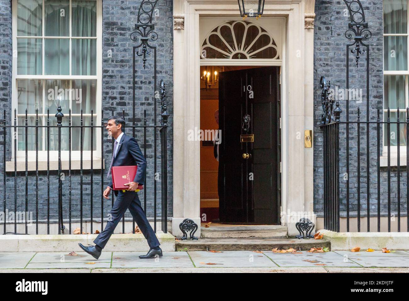 Downing Street, Londra, Regno Unito. 9th novembre 2022. Il primo ministro britannico, Rishi Sunak, parte dal numero 10 di Downing Street per partecipare alla sessione delle domande del primo ministro (PMQ) nella Camera dei Comuni. Foto di Amanda Rose/Alamy Live News Foto Stock