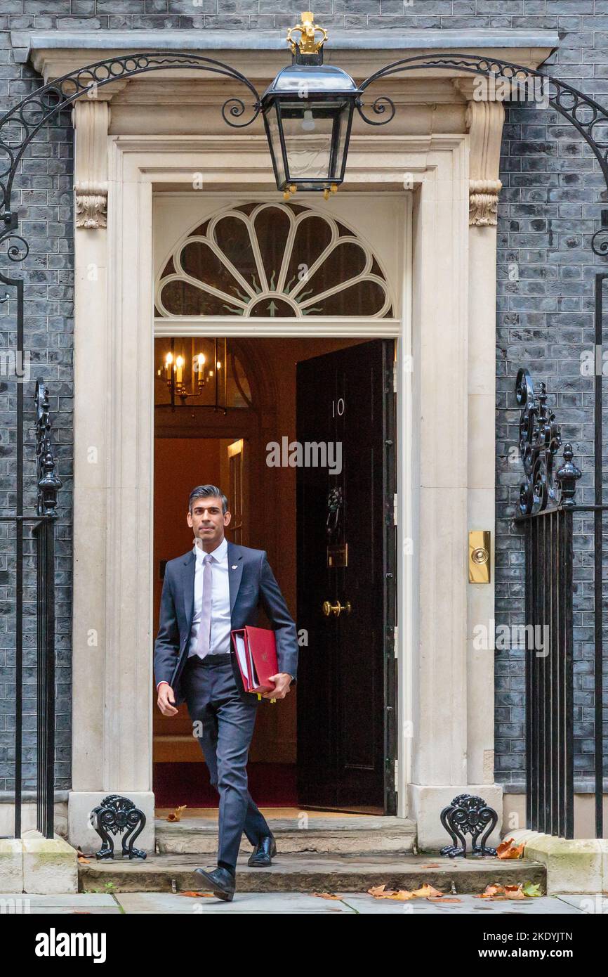Downing Street, Londra, Regno Unito. 9th novembre 2022. Il primo ministro britannico, Rishi Sunak, parte dal numero 10 di Downing Street per partecipare alla sessione delle domande del primo ministro (PMQ) nella Camera dei Comuni. Foto di Amanda Rose/Alamy Live News Foto Stock