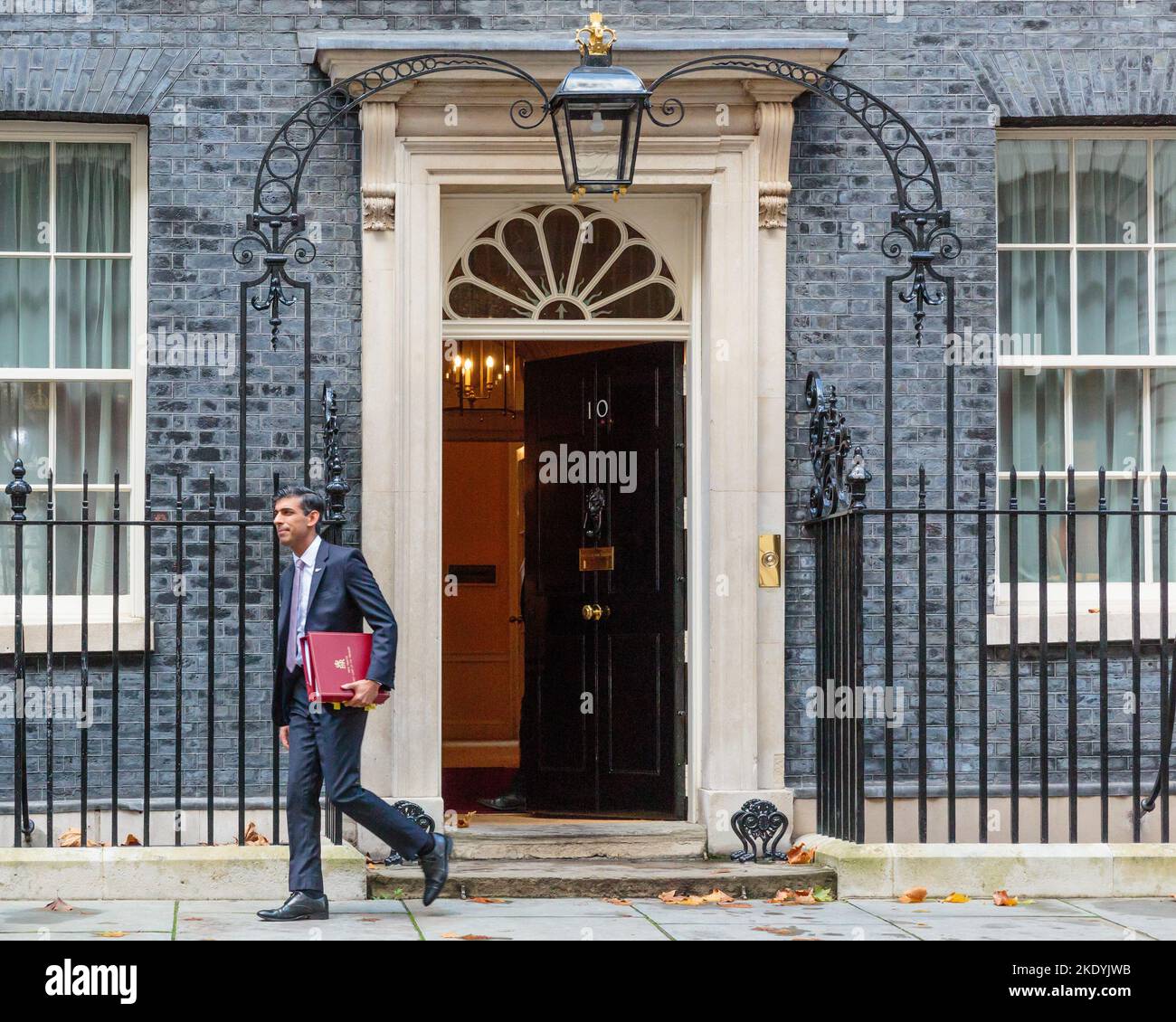 Downing Street, Londra, Regno Unito. 9th novembre 2022. Il primo ministro britannico, Rishi Sunak, parte dal numero 10 di Downing Street per partecipare alla sessione delle domande del primo ministro (PMQ) nella Camera dei Comuni. Foto di Amanda Rose/Alamy Live News Foto Stock