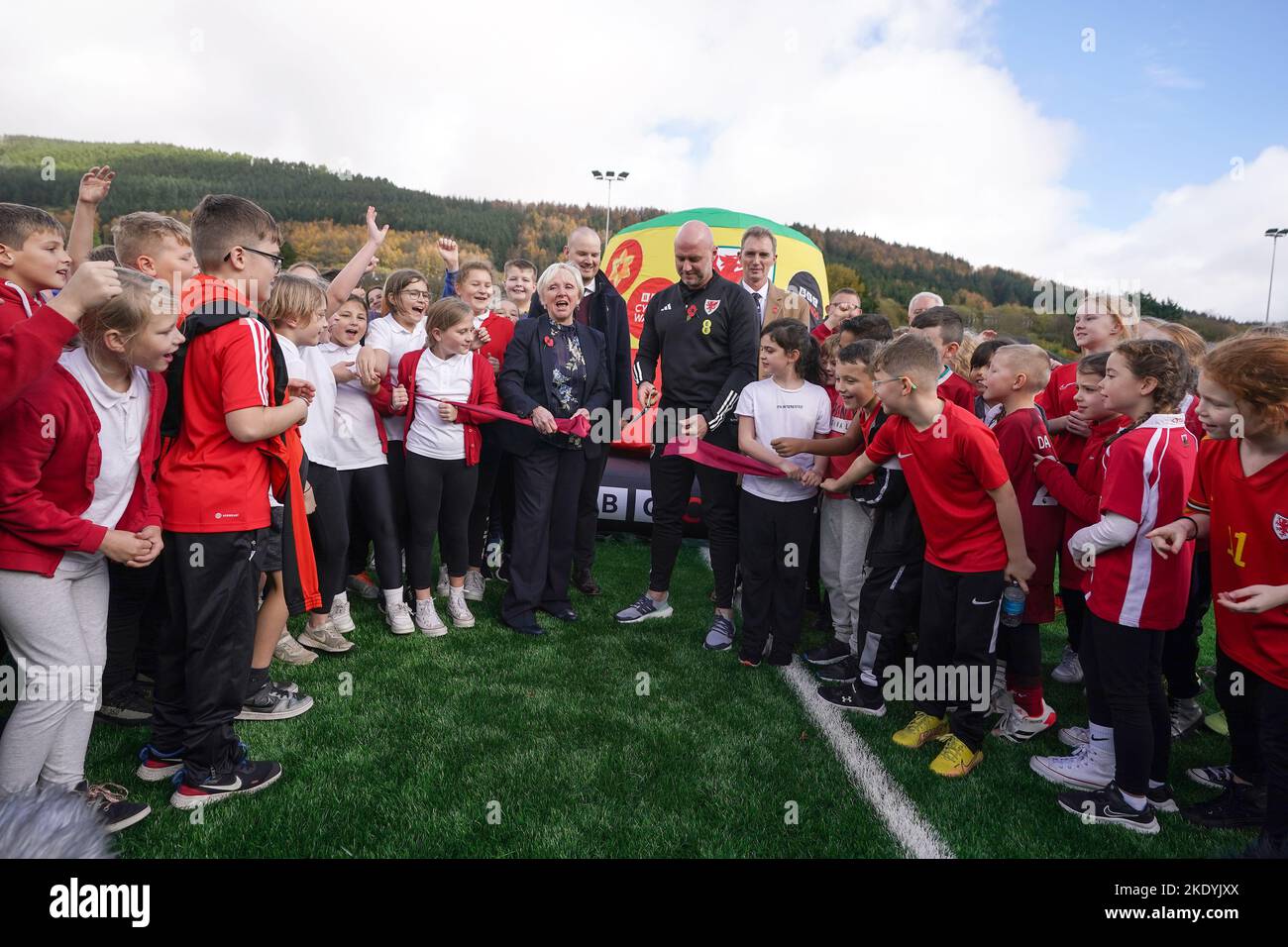 Il manager del Galles Rob Page incontra i bambini alla Penyrenglyn Primary School durante il festival di football delle scuole primarie di Rhondda e l'apertura ufficiale del campo 3G come parte dell'annuncio della World Cup Squad di Galles a Tylorstown, nella Rhondda Valley, Galles. Data immagine: Mercoledì 9 novembre 2022. Foto Stock