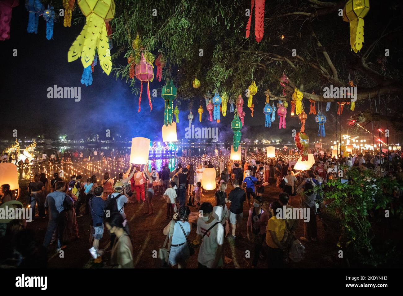 Vista generale del Festival di Yi Peng (Yee Peng) e Loy Kratong a Doi Saket, Chiang mai. Nel nord della Thailandia, Loy Krathong coincide con il festival Lanna (tailandese settentrionale) noto come Yi Peng (o Yee Peng) che significa "Giornata della Luna piena", entrambe le celebrazioni si svolgono contemporaneamente, La notte di luna piena del 12th mese del calendario lunare tailandese per adorare e chiedere perdono alla dea dell'acqua Ganga per i fiumi inquinanti e anche per adorare la pagoda dei capelli del Buddha nel cielo. (Foto di Guillaume Payen / SOPA Images/Sipa USA) Foto Stock