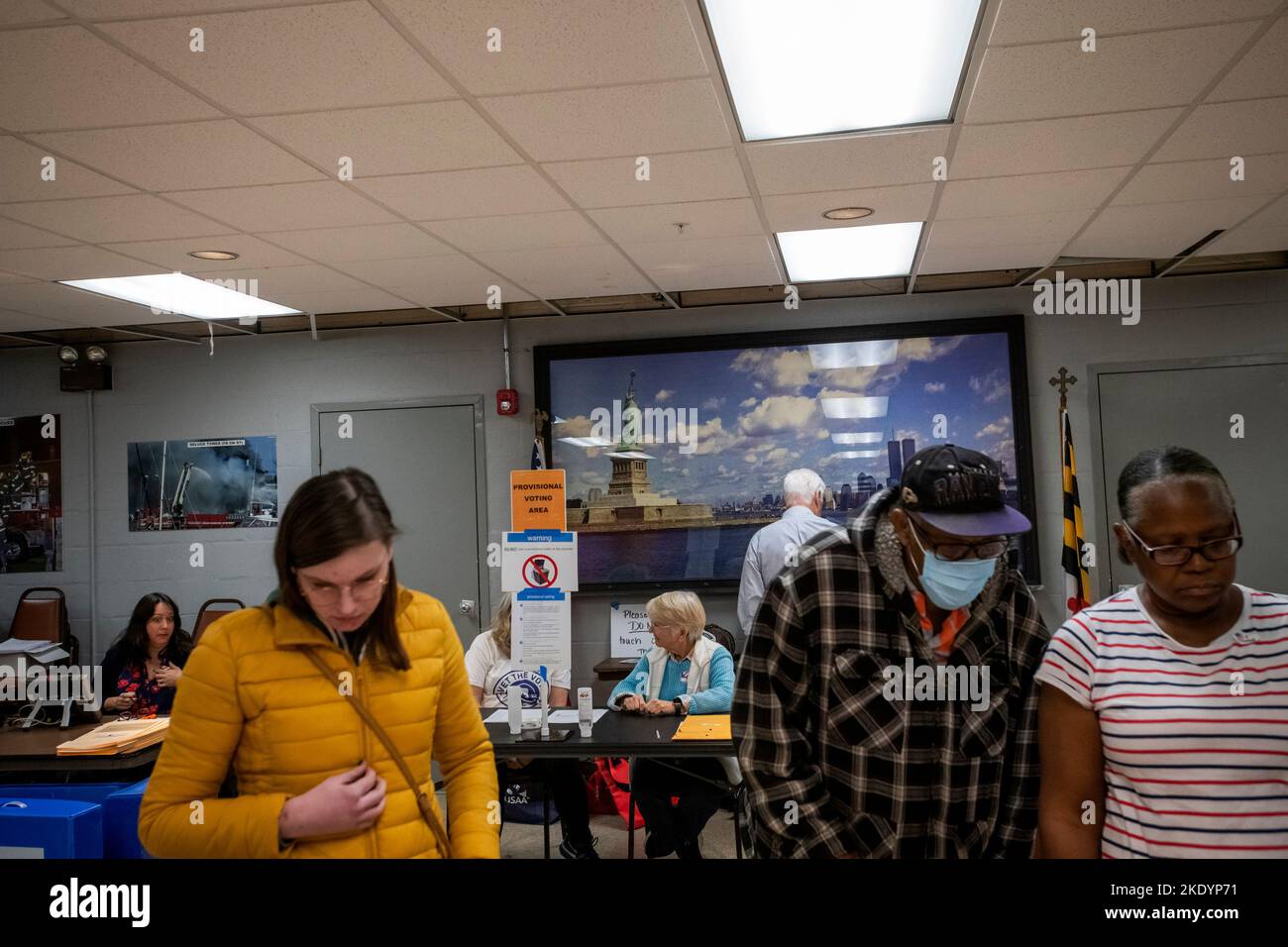 Mentre gli americani si dirigono ai sondaggi per votare nelle elezioni di Midterm del 2022, gli elettori arrivano alla Eastport Volunteer Fire Company di Annapolis, Maryland, martedì 8 novembre 2022. Credito: Rod Lamkey/CNP /MediaPunch Foto Stock