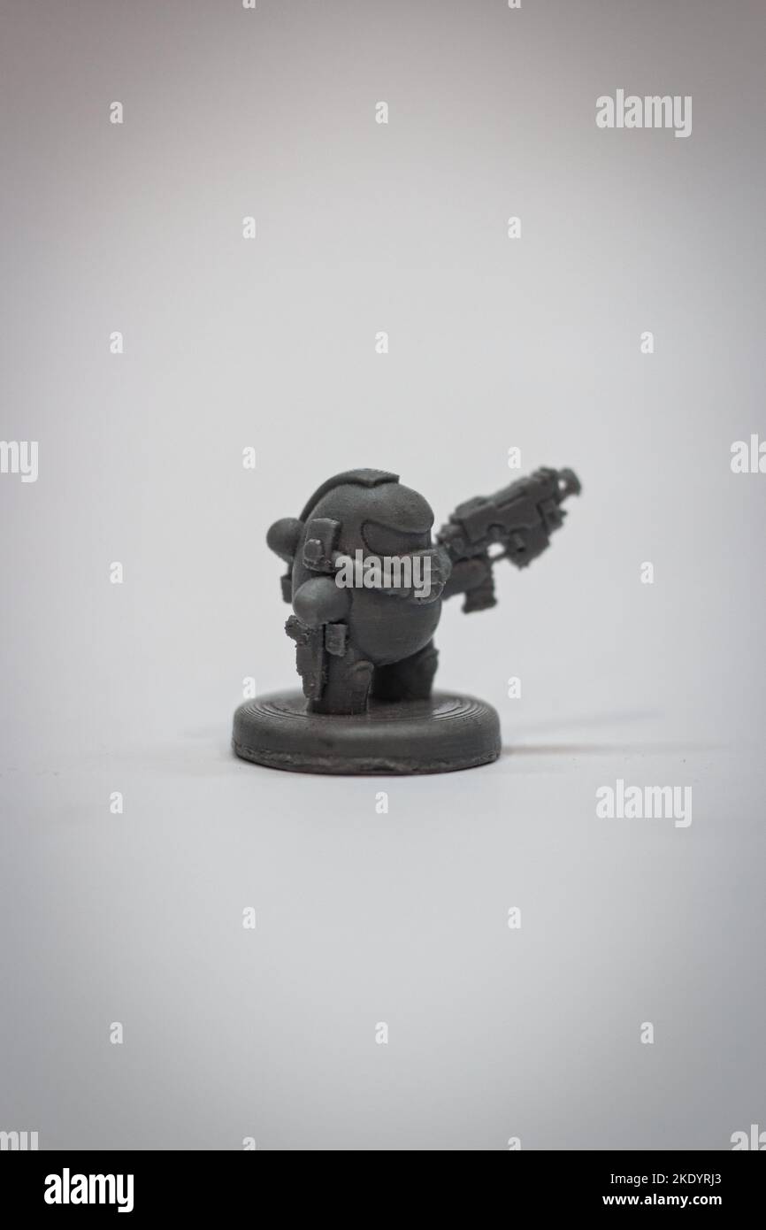Uno scatto verticale di un piccolo giocattolo grigio stampato in 3D di un personaggio custode dello spazio Foto Stock