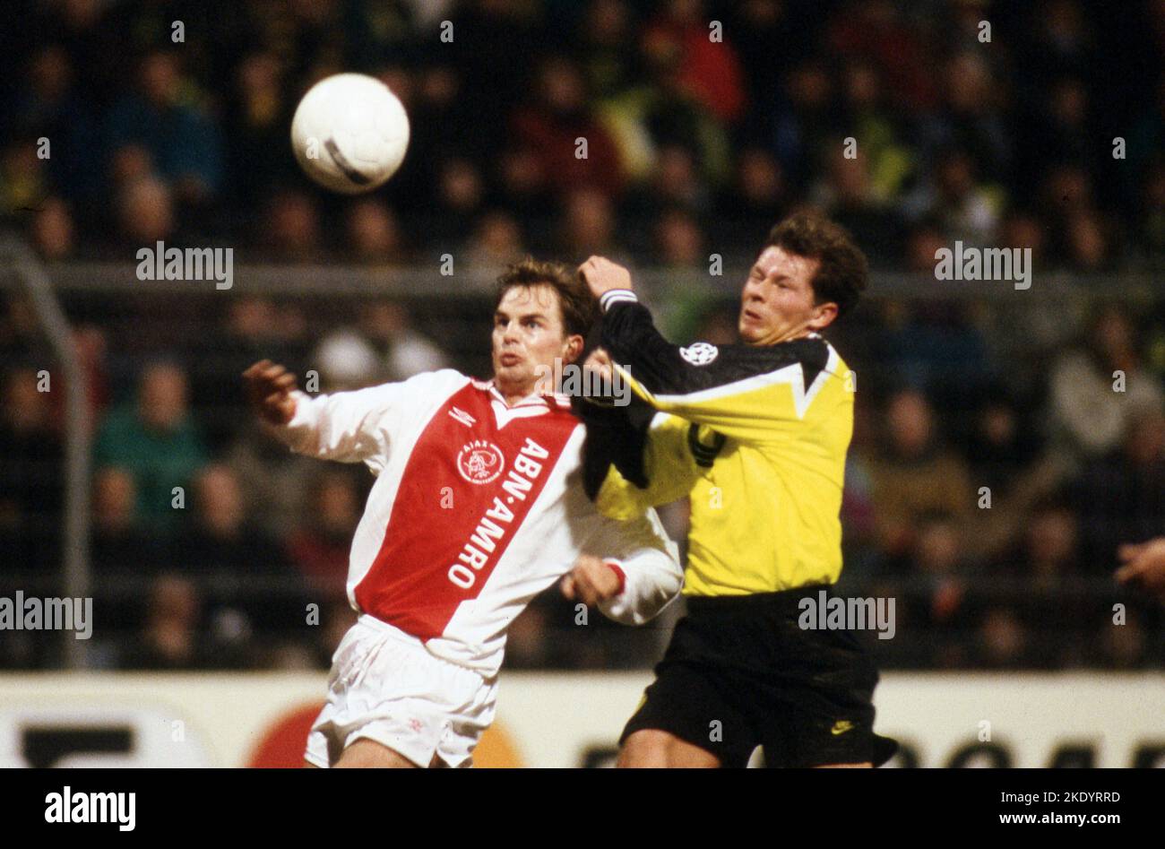 Dortmund, Germania. 27th set, 2022. Primo: 05.03.1996 calcio: Calcio: Archivio foto, archivio foto, archivio immagini, archivio CHL Champions League, quarti di finale stagione 1995/1996 95/96 BVB, Borussia Dortmund - Ajax Amsterdam 0:2 duelli, Ronald de Boer geegn Stefan Reuter Credit: dpa/Alamy Live News Foto Stock