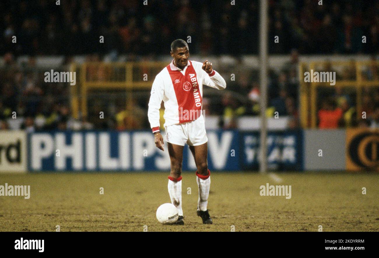 Dortmund, Germania. 27th set, 2022. Primo: 05.03.1996 calcio: Calcio: Archivio foto, archivio foto, archivio immagini, archivio CHL Champions League, quarti di finale stagione 1995/1996 95/96 BVB, Borussia Dortmund - Ajax Amsterdam 0:2 Winston Bogarde, Ajax, azione singola Credit: dpa/Alamy Live News Foto Stock