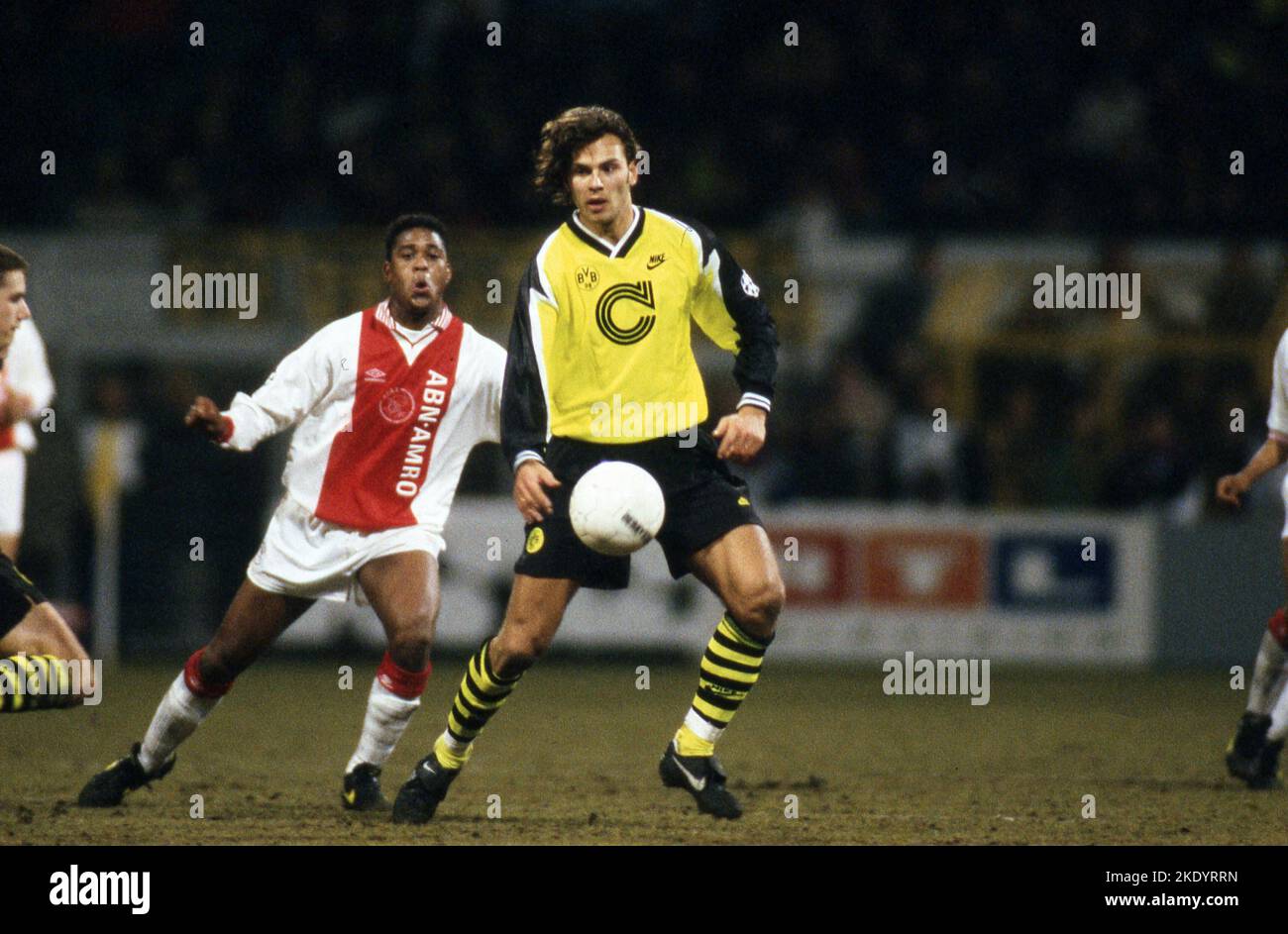 Dortmund, Germania. 27th set, 2022. Primo: 05.03.1996 calcio: Calcio: Archivio foto, archivio foto, archivio immagini, archivio CHL Champions League, quarti di finale stagione 1995/1996 95/96 BVB, Borussia Dortmund - Ajax Amsterdam 0:2 duelli, Patrik Berger contro Patrick Kluivert Credit: dpa/Alamy Live News Foto Stock