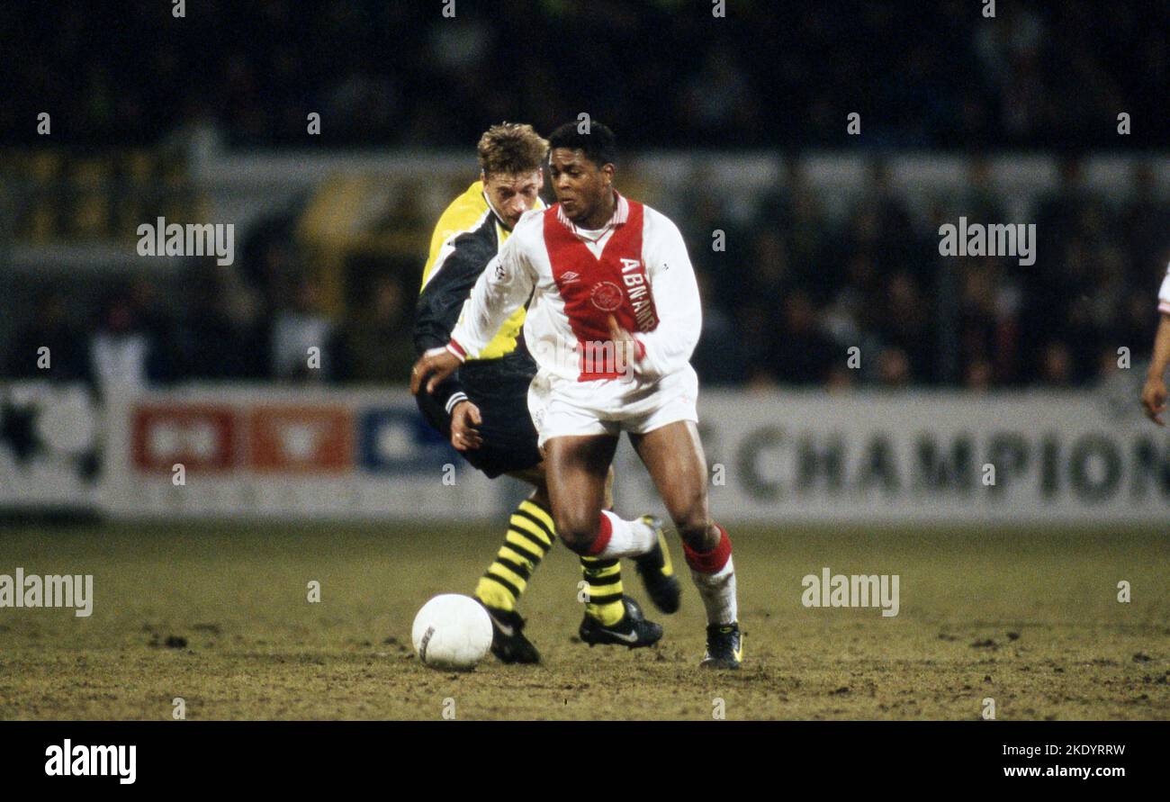 Dortmund, Germania. 27th set, 2022. Primo: 05.03.1996 calcio: Calcio: Archivio foto, archivio foto, archivio immagini, archivio CHL Champions League, quarti di finale stagione 1995/1996 95/96 BVB, Borussia Dortmund - Ajax Amsterdam 0:2 Patrick Kluivert, Ajax. Credit: dpa/Alamy Live News Foto Stock