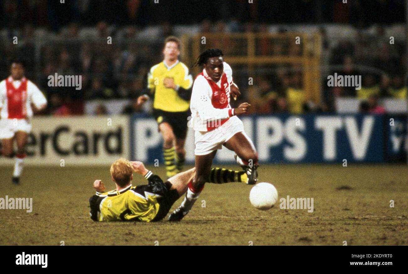 Dortmund, Germania. 27th set, 2022. Primo: 05.03.1996 calcio: Calcio: Archivio foto, archivio foto, archivio immagini, archivio CHL Champions League, gruppo fase stagione 1995/1996 95/96 BVB, Borussia Dortmund - Ajax Amsterdam 0:2 duelli, Kiki Musampa, versus, Matthias Sammer Credit: dpa/Alamy Live News Foto Stock