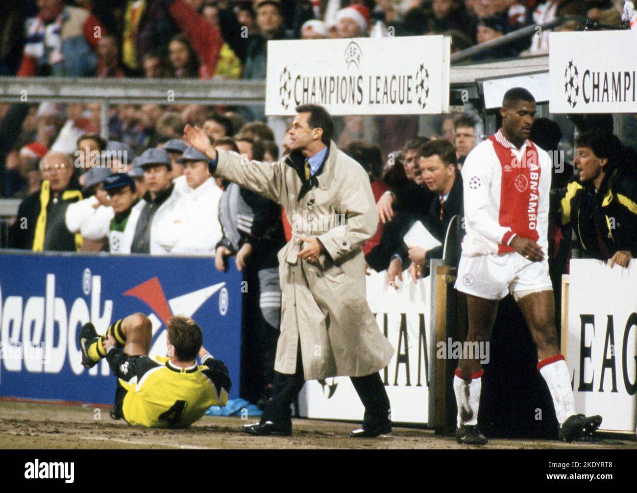 Dortmund, Germania. 27th set, 2022. Primo: 05.03.1996 calcio: Calcio: Archivio foto, archivio foto, archivio immagini, archivio CHL Champions League, quarti di finale stagione 1995/1996 95/96 BVB, Borussia Dortmund - Ajax Amsterdam 0:2 gesto, BVB allenatore Ottmar Hitzfeld Credit: dpa/Alamy Live News Foto Stock