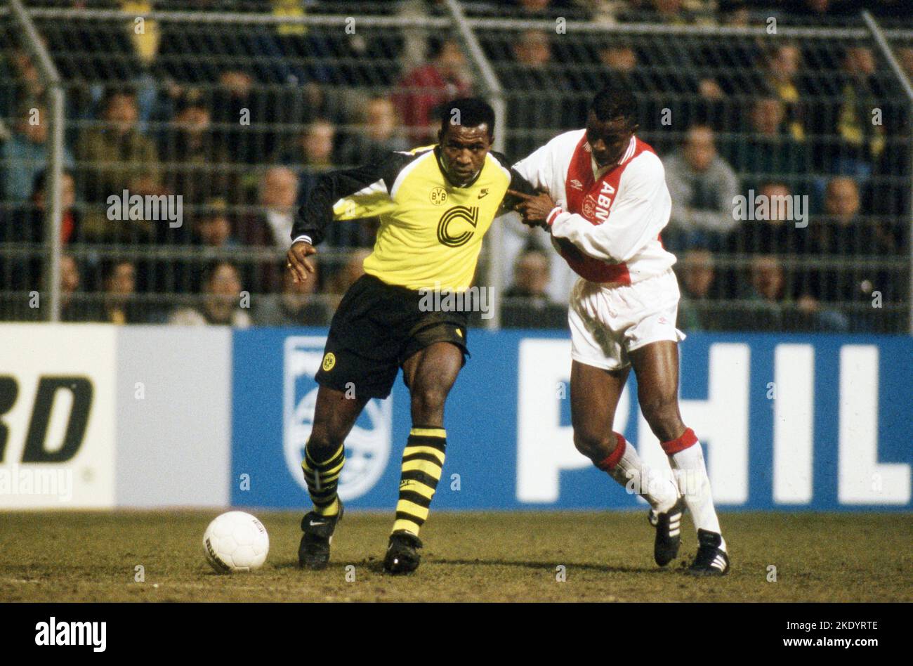 Dortmund, Germania. 27th set, 2022. Primo: 05.03.1996 calcio: Calcio: Archivio foto, archivio foto, archivio immagini, archivio CHL Champions League, quarti di finale stagione 1995/1996 95/96 BVB, Borussia Dortmund - Ajax Amsterdam 0:2 duelli, Julio Cesar, BVB/dpa/Alamy Live News Foto Stock