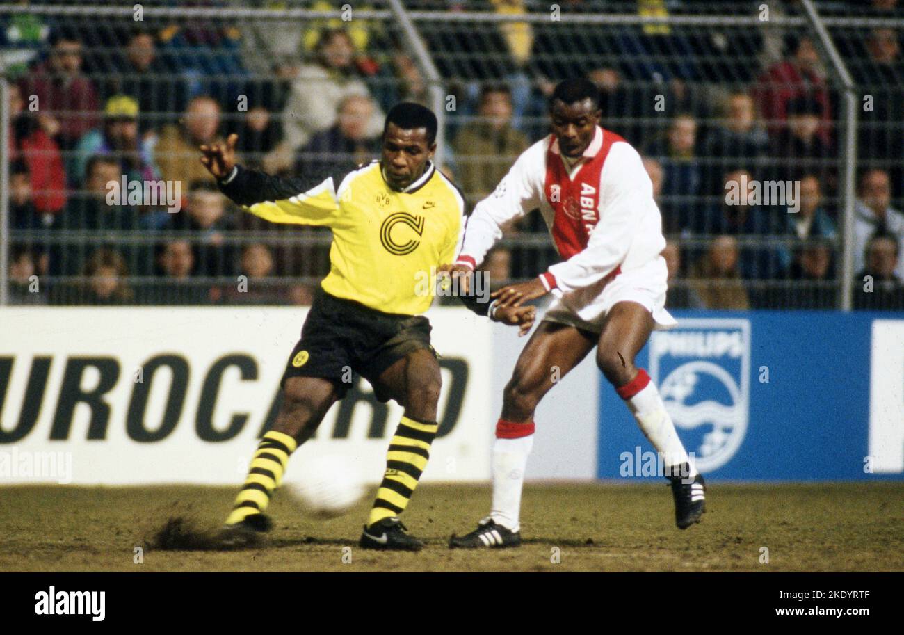Dortmund, Germania. 27th set, 2022. Primo: 05.03.1996 calcio: Calcio: Archivio foto, archivio foto, archivio immagini, archivio CHL Champions League, quarti di finale stagione 1995/1996 95/96 BVB, Borussia Dortmund - Ajax Amsterdam 0:2 da sinistra a destra.: Julio Cesar versus Nwankwo Kanu Credit: dpa/Alamy Live News Foto Stock