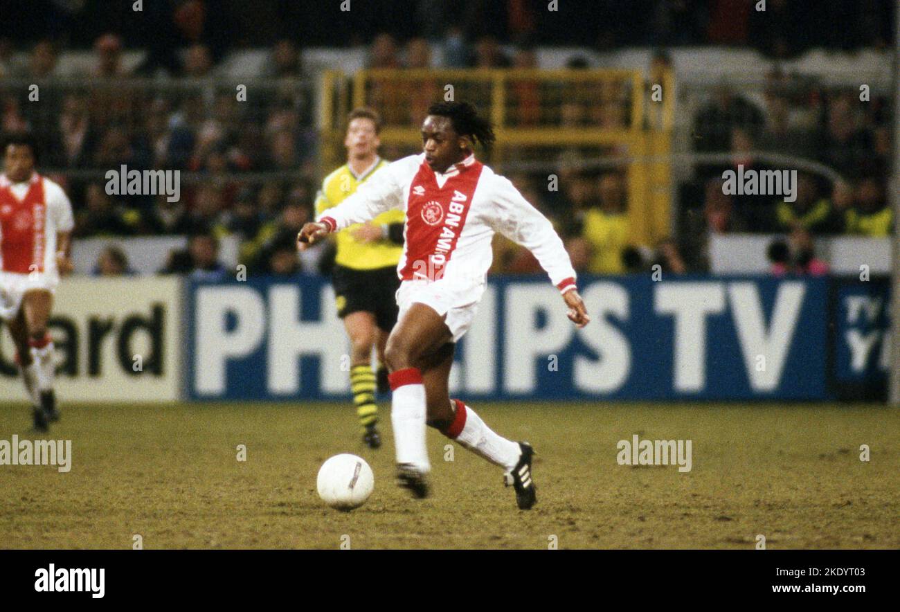 Dortmund, Germania. 27th set, 2022. Primo: 05.03.1996 calcio: Calcio: Archivio foto, archivio foto, archivio immagini, archivio CHL Champions League, quarti di finale stagione 1995/1996 95/96 BVB, Borussia Dortmund - Ajax Amsterdam 0:2 Kiki Musampa, Ajax. Credit: dpa/Alamy Live News Foto Stock