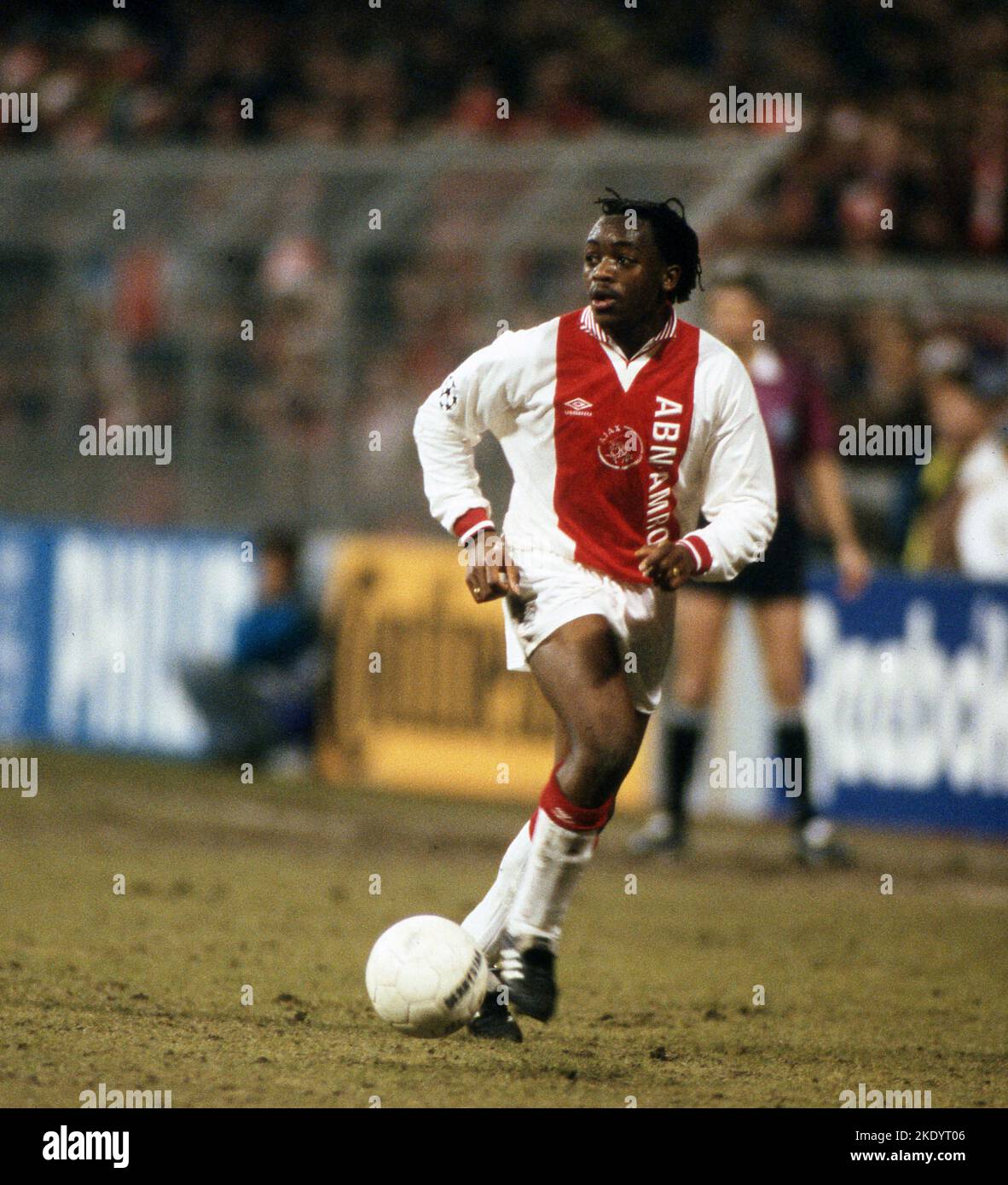 Dortmund, Germania. 27th set, 2022. Primo: 05.03.1996 calcio: Calcio: Archivio foto, archivio foto, archivio immagini, archivio CHL Champions League, quarti di finale stagione 1995/1996 95/96 BVB, Borussia Dortmund - Ajax Amsterdam 0:2 Kiki Musampa, Ajax. Credit: dpa/Alamy Live News Foto Stock