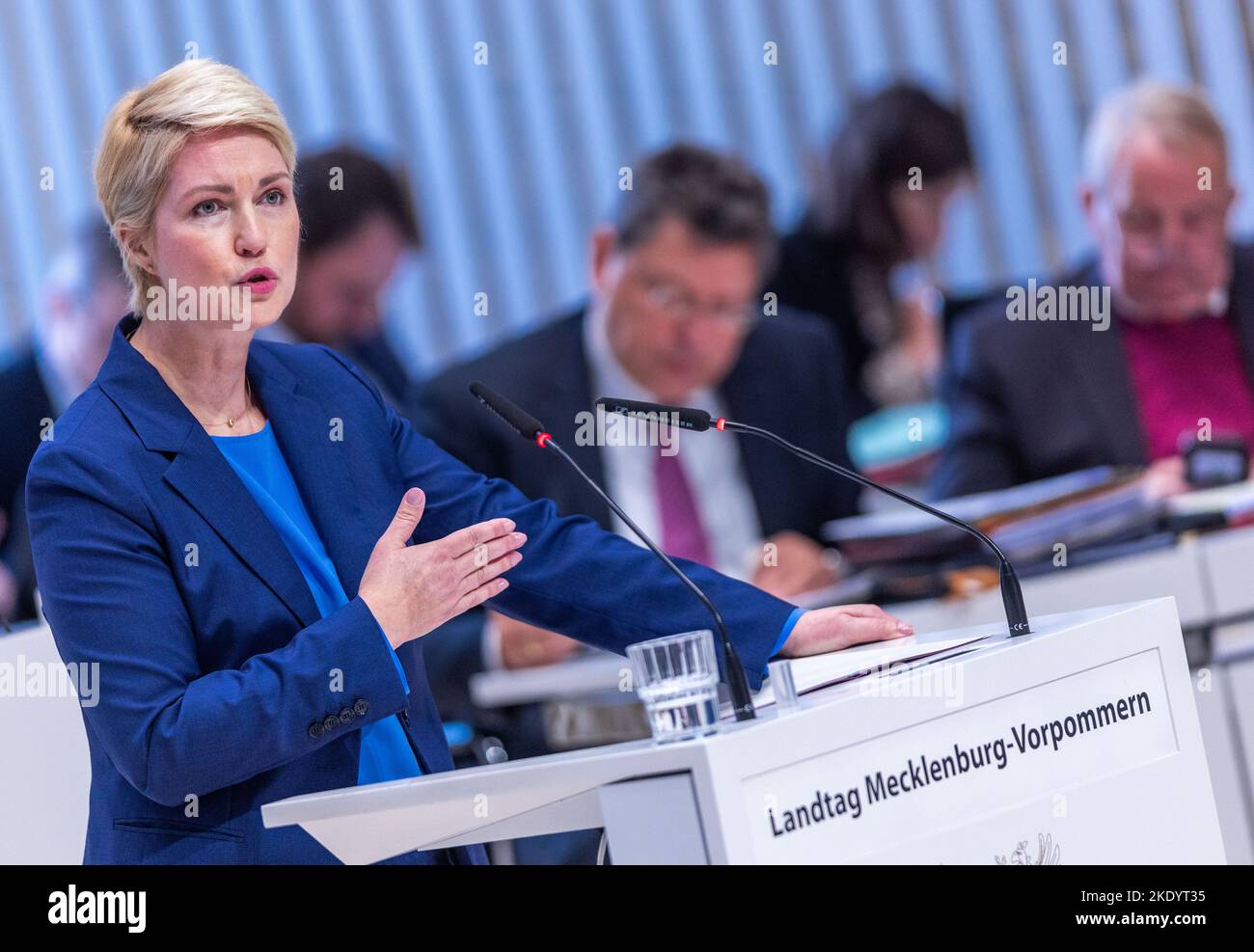 Schwerin, Germania. 09th Nov 2022. Manuela Schwesig (SPD), ministro presidente del Meclemburgo-Pomerania occidentale, ha fatto una dichiarazione del governo sulla crisi energetica durante la sessione del parlamento di Stato. Schwesig annuncia un pacchetto di aiuti per affrontare la crisi dei prezzi dell'energia nel Meclemburgo-Pomerania occidentale del valore di 1,1 miliardi di euro. Credit: Jens Büttner/dpa/Alamy Live News Foto Stock