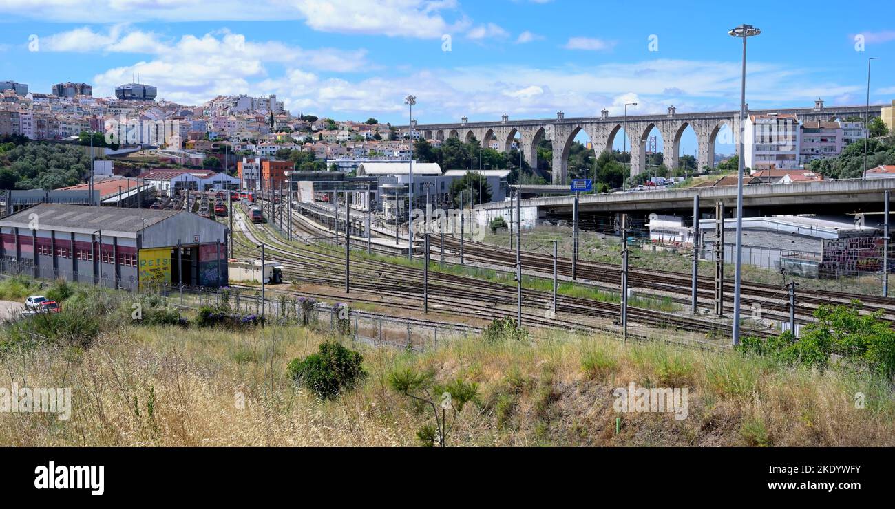 18th ° secolo acquedotto storico delle acque libere o Águas Livres acquedotto e deposito ferroviario, Lisbona, Portogallo Foto Stock