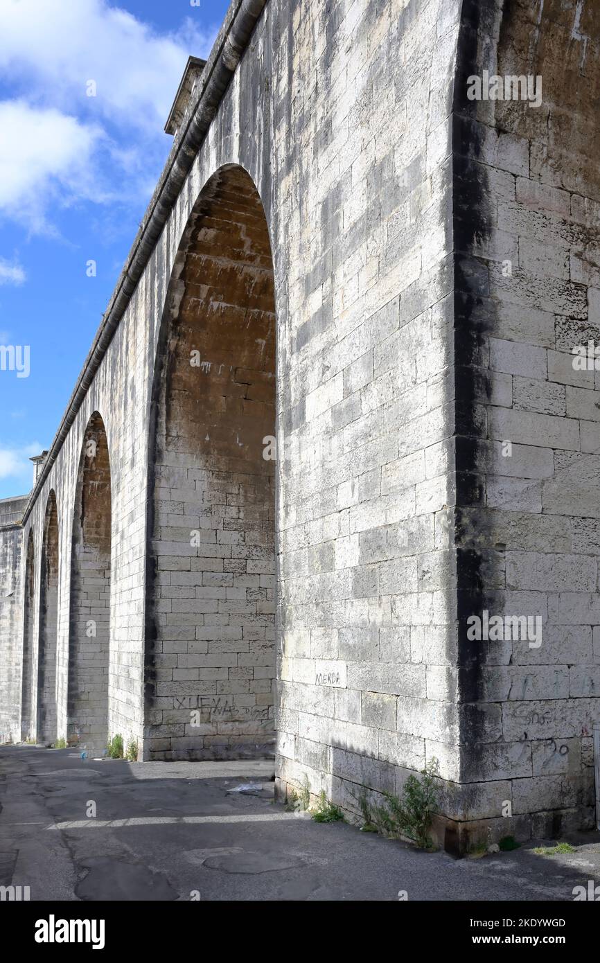 18th ° secolo storico Acquedotto delle acque libere o Aguas Livres Acquedotto attraversando un quartiere popolare, Lisbona, Portogallo Foto Stock