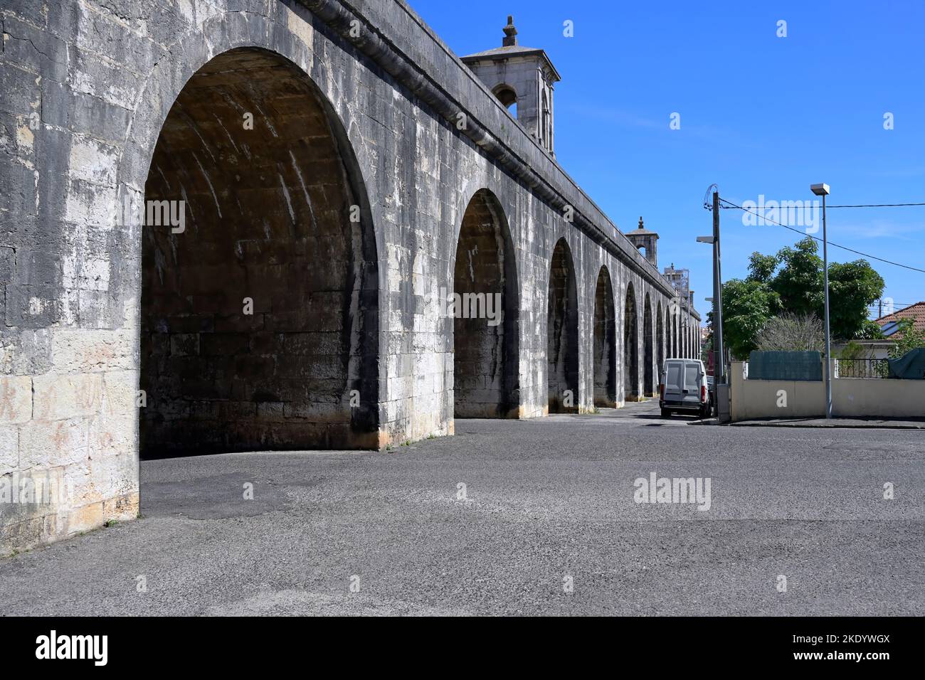 18th ° secolo storico Acquedotto delle acque libere o Aguas Livres Acquedotto attraversando un quartiere popolare, Lisbona, Portogallo Foto Stock