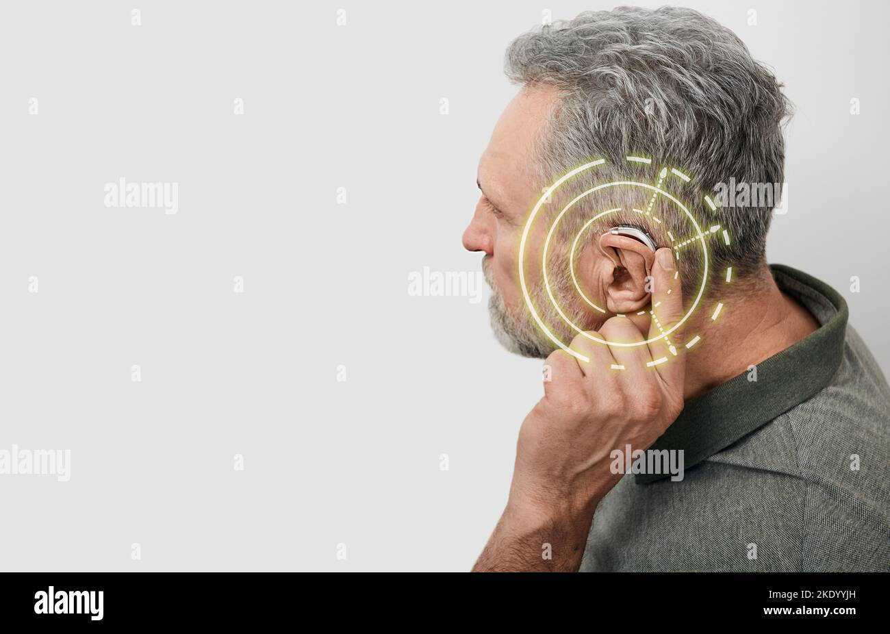 L'uomo anziano può sentire i suoni con un apparecchio acustico dietro  l'orecchio con onde sonore virtuali. Concetto di trattamento per la perdita  dell'udito nelle persone anziane Foto stock - Alamy