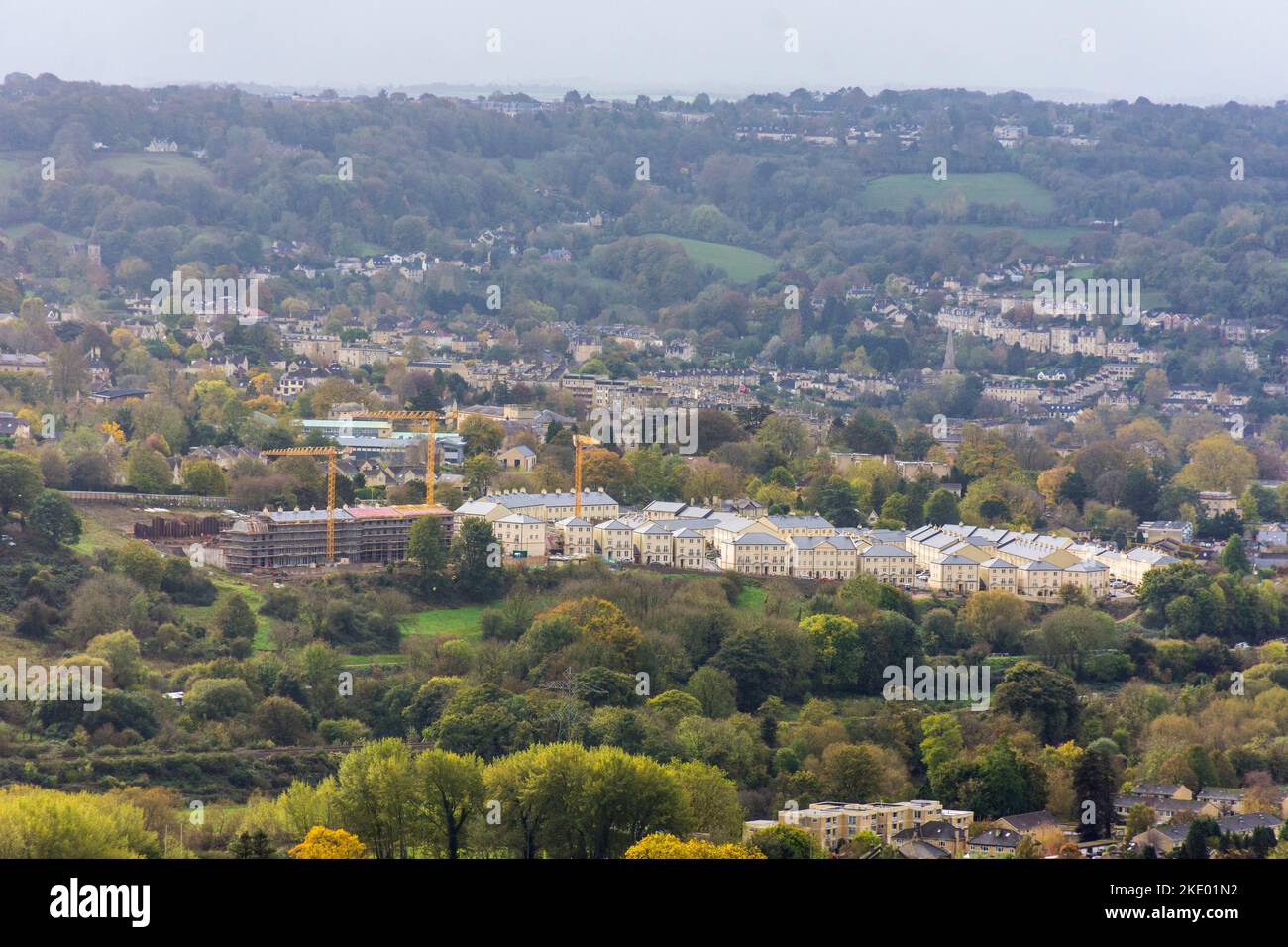 Holburne Park ospita lo sviluppo lungo Warminster Road. Nuovo sviluppo di alloggi sulla base di MOD a Bath, Somerset, Inghilterra, Regno Unito Foto Stock