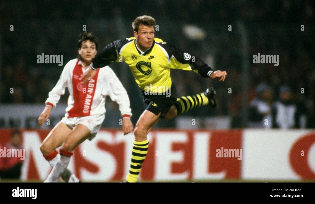Amsterdam, Germania. 28th set, 2022. Primo: 05.03.1996 calcio: Calcio: Archivio foto, archivio foto, archivio immagini, archivio CHL Champions League, quarti di finale stagione 1995/1996 95/96 Ajax Amsterdam - BVB, Borussia Dortmund 1:0 Jari Litmanen, Ajax versus Knut Reinhardt Credit: dpa/Alamy Live News Foto Stock