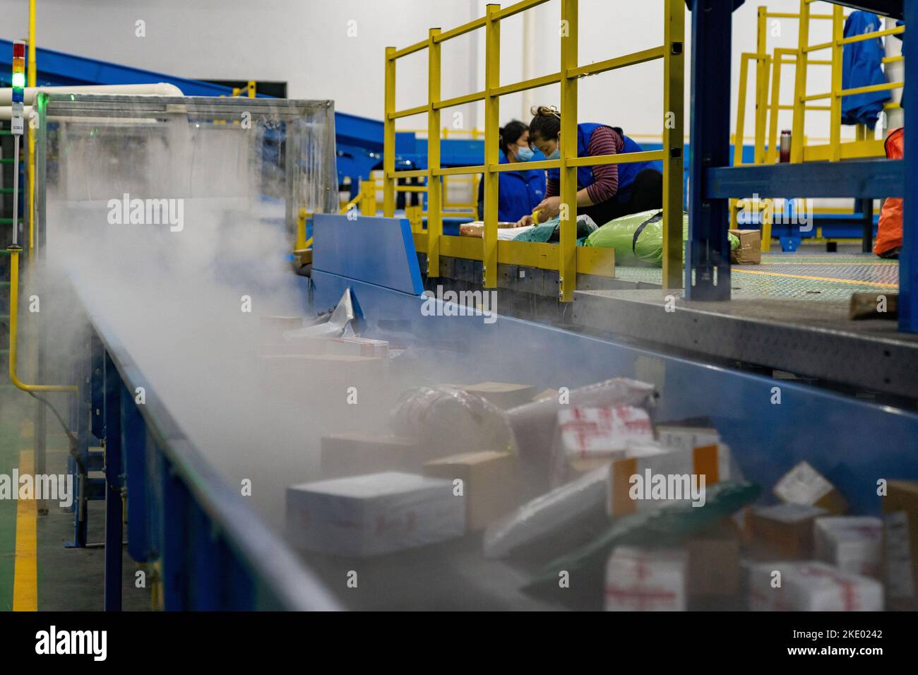 HEFEI, CINA - 9 NOVEMBRE 2022 - le consegne espresso passano attraverso l'area di disinfezione di una linea di smistamento espresso completamente automatizzata ad un delive espresso Foto Stock