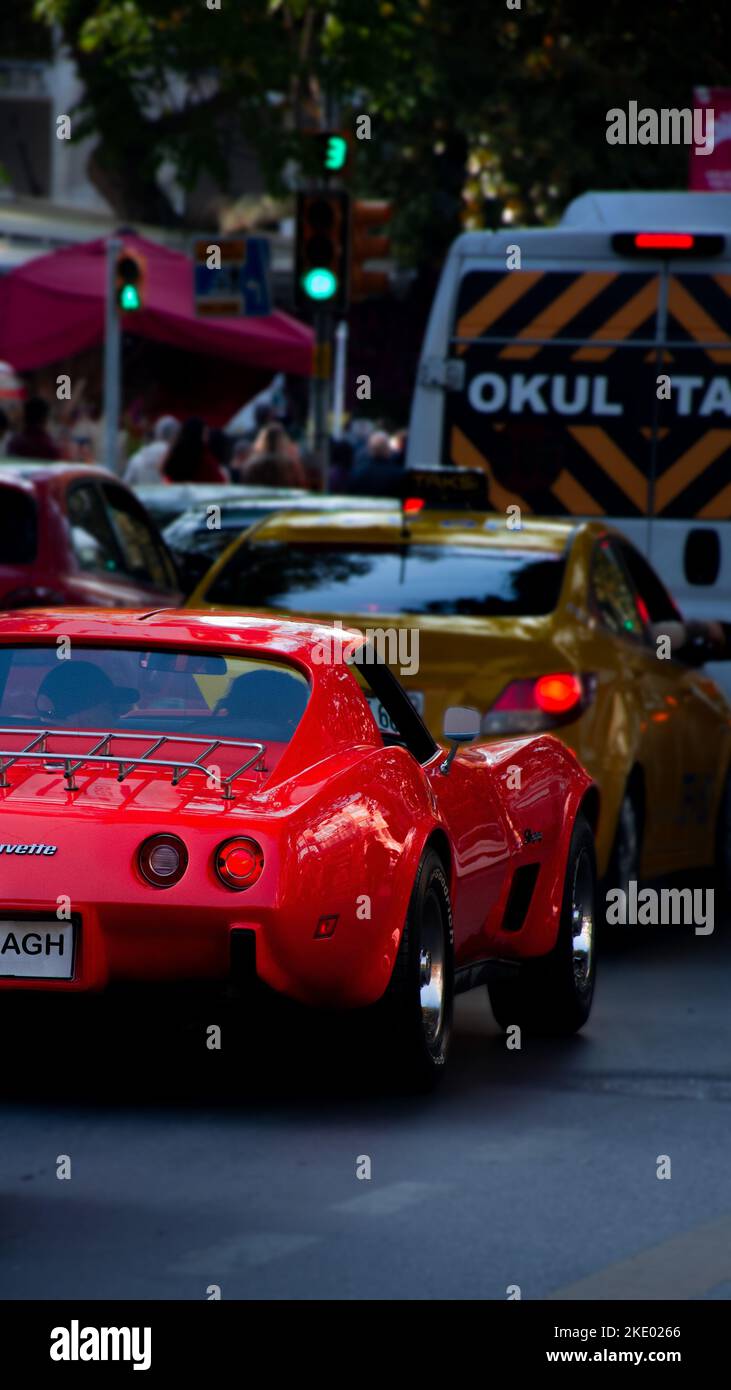 Uno scatto verticale della Corvette rossa nel traffico. Istanbul Street Foto Stock