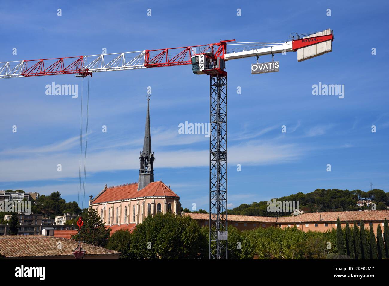 Ovatis costruzione Crane e Cappella o Chiesa di Saint Thomas de Villeneuve & Tall spire Aix-en-Provence Francia Foto Stock