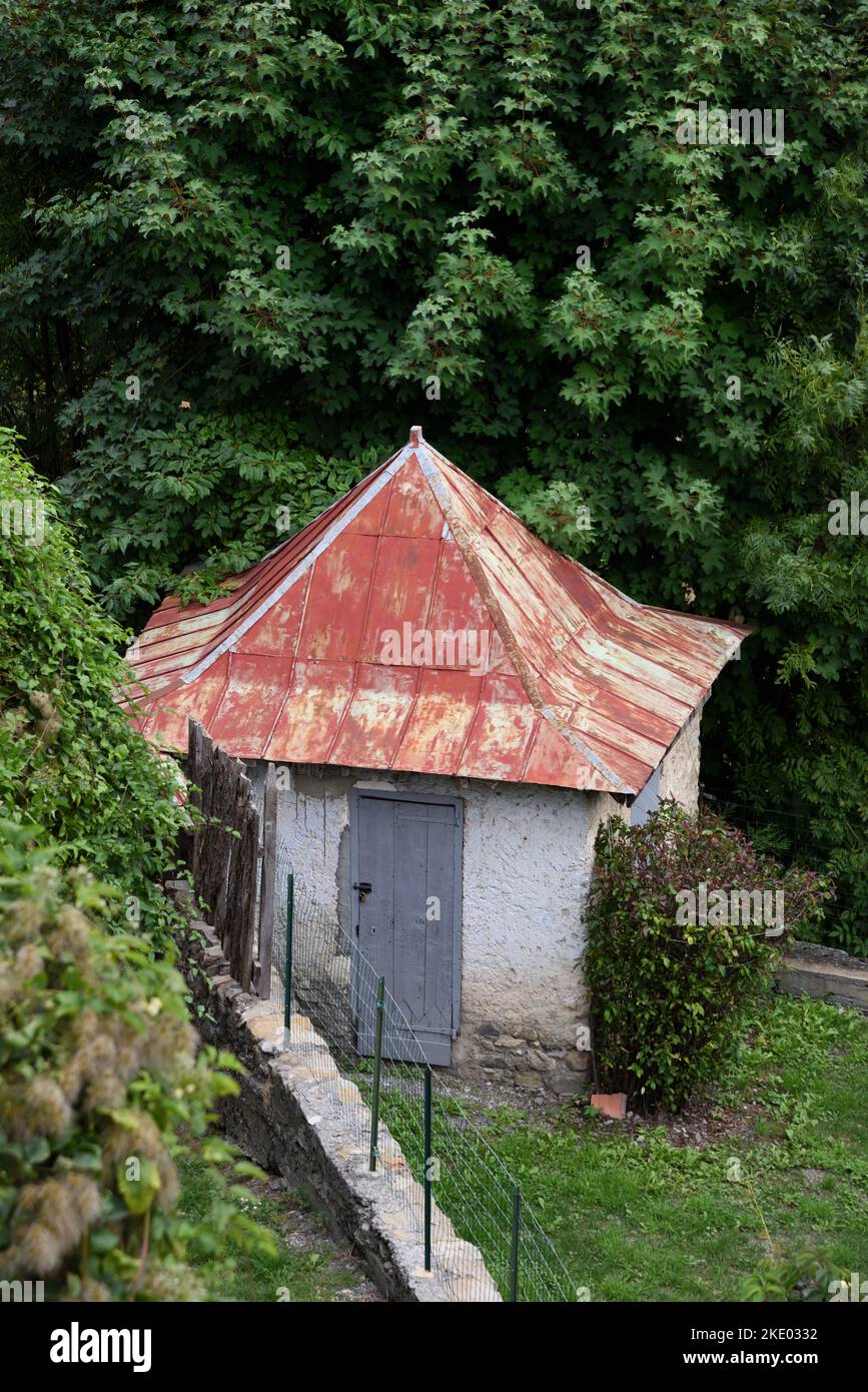 Old Garden Shed o capanna con filo Rosso corrugato tetto di ferro Seyne-les-Alpes Alpes Alpes-de-Haute-Provence Francia Foto Stock